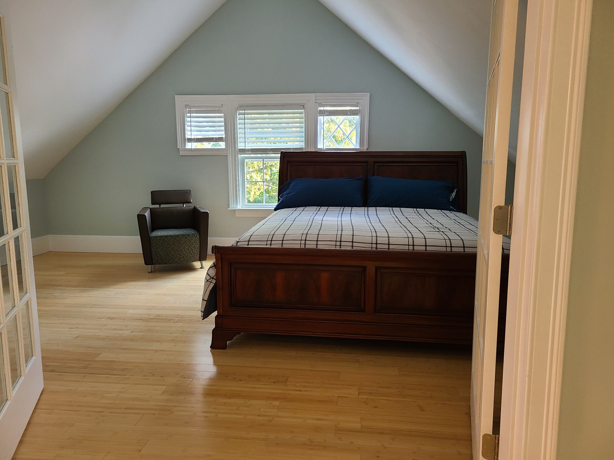 Lovely - 1 bed room Penthouse Suite free parking in Hyde Park, Boston