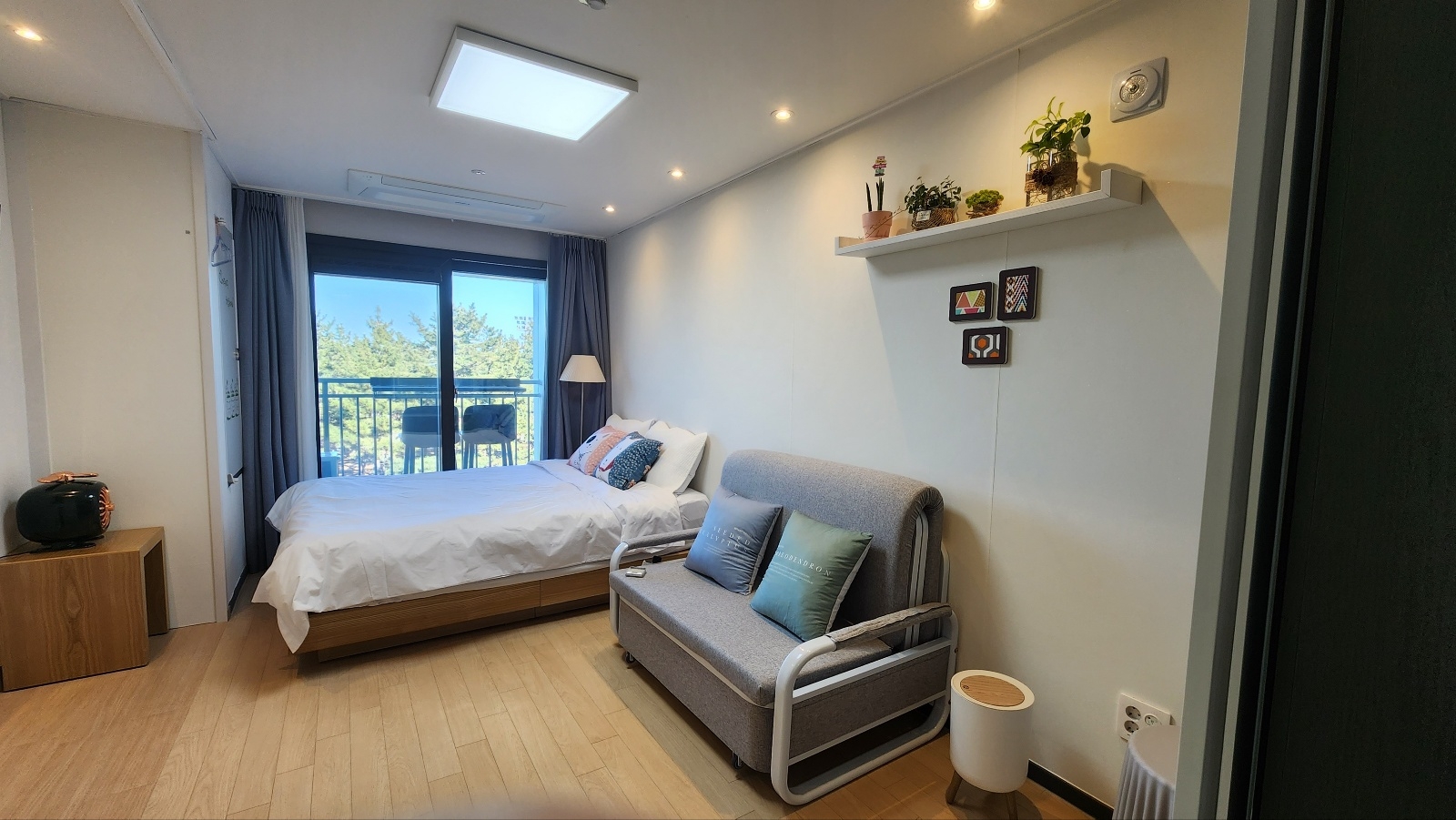 # Sokcho Beach. Sokcho Ai 30 seconds # Night opening # Daily beach walk available # Overnight stay available # Self check-in # Swag coffee