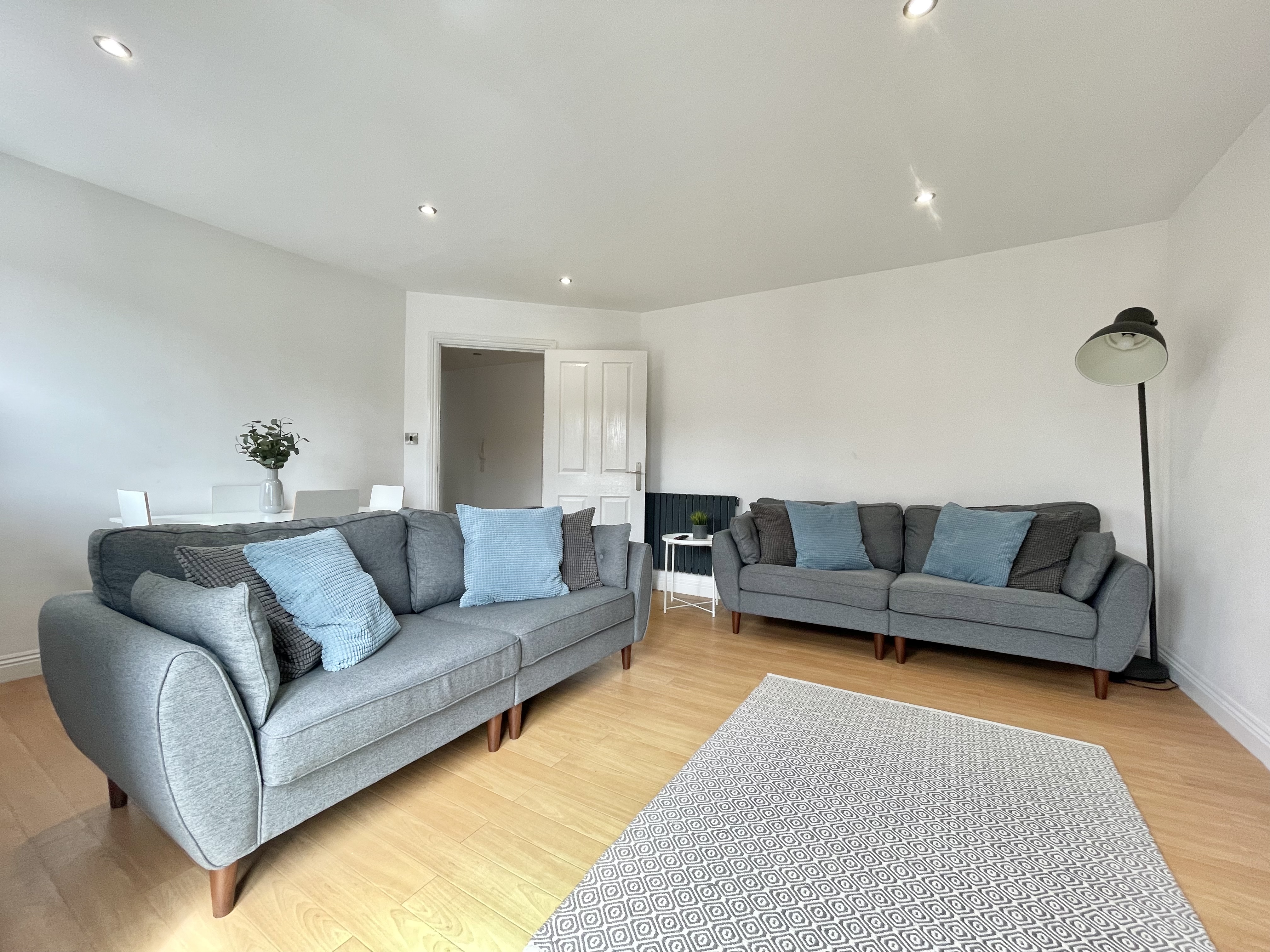 Modern & spacious apartment with parking in Southville, Bristol