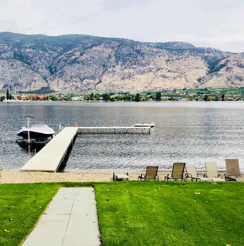 Beautiful Lakefront 3 Bdrm with Pool