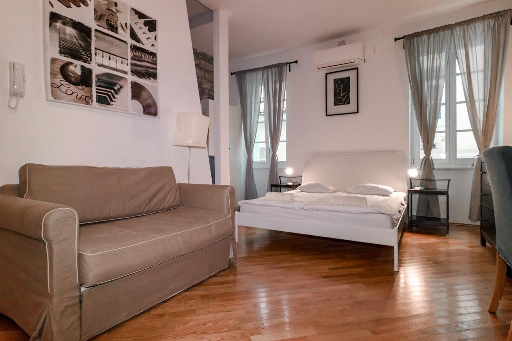 Apartments Artemus Music Studio 1 Apartments for Rent in Piran
