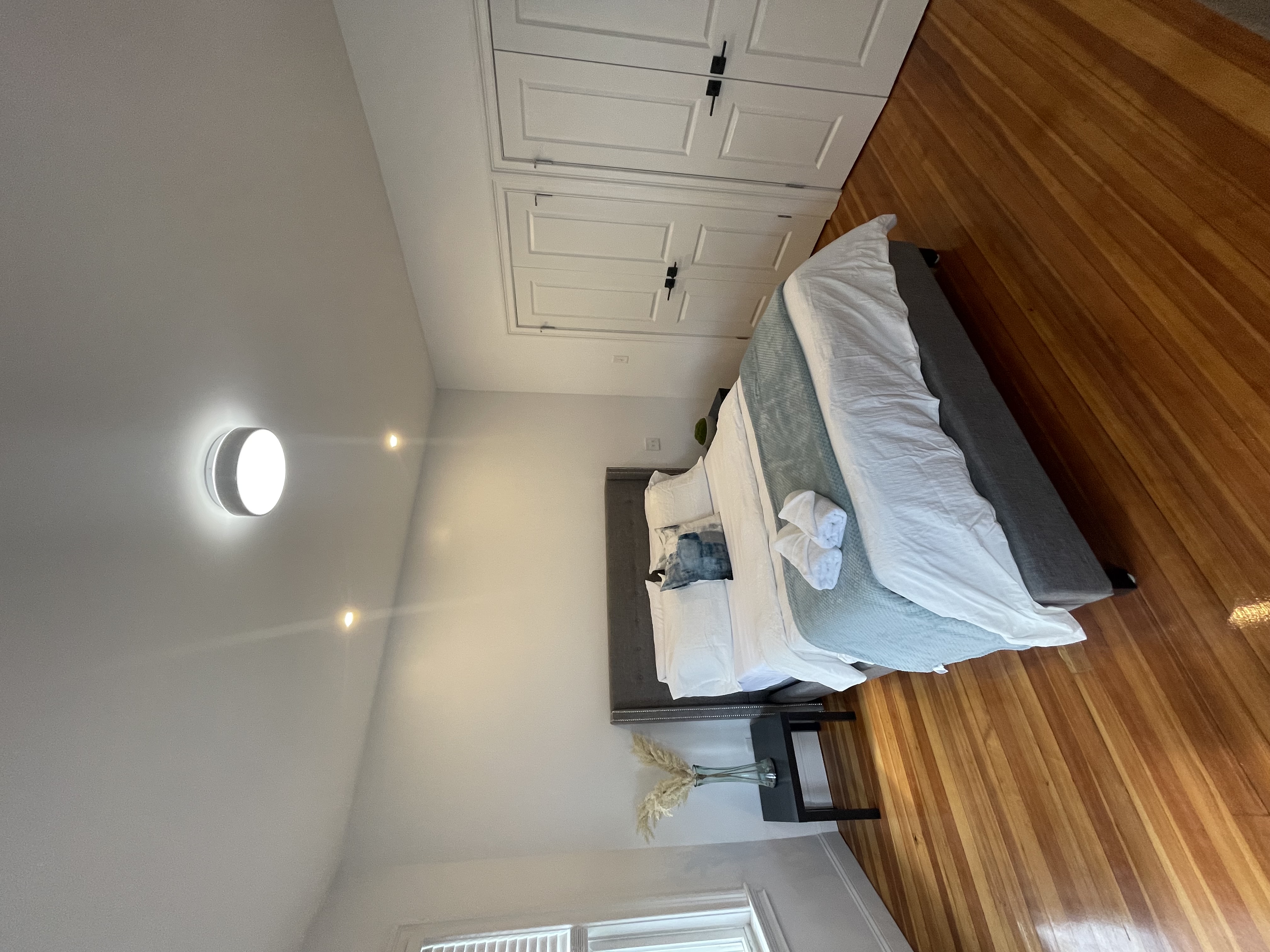 Swanky Unit w Cntrl air, mins 2 city Modrn Top flr