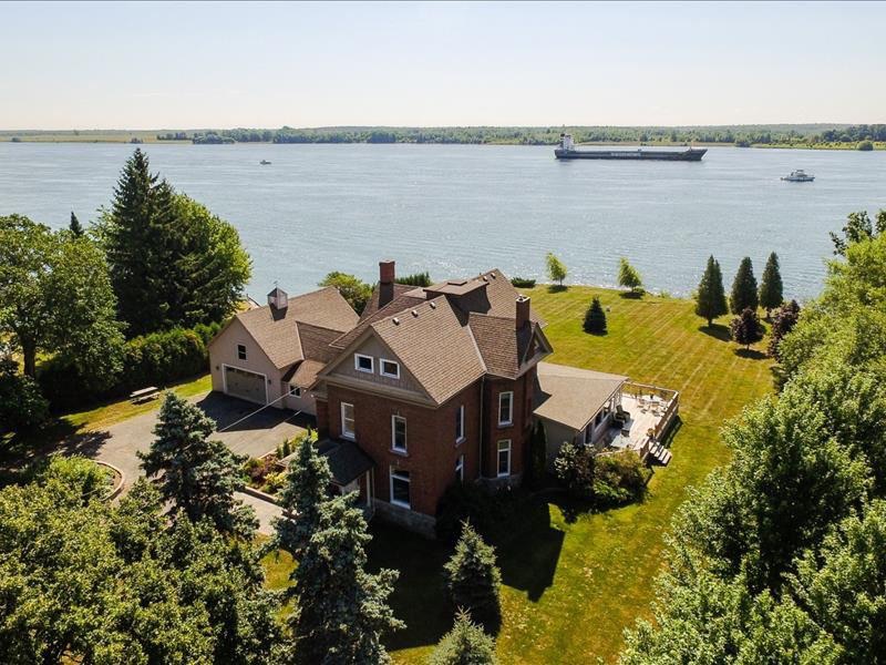 CLUB HOUSE on the PENINSULA Cottages for Rent in Iroquois, Ontario