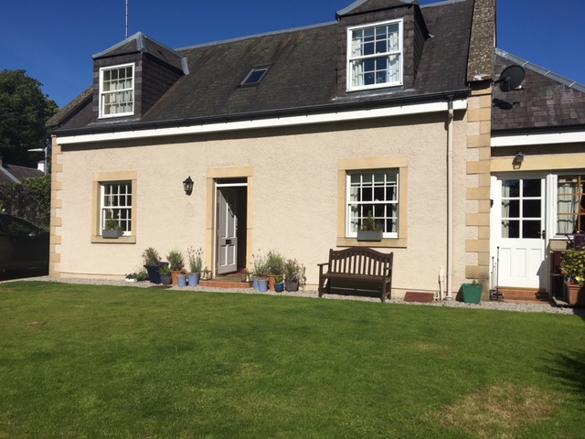 Lovely 2 bed house in central Melrose with garden