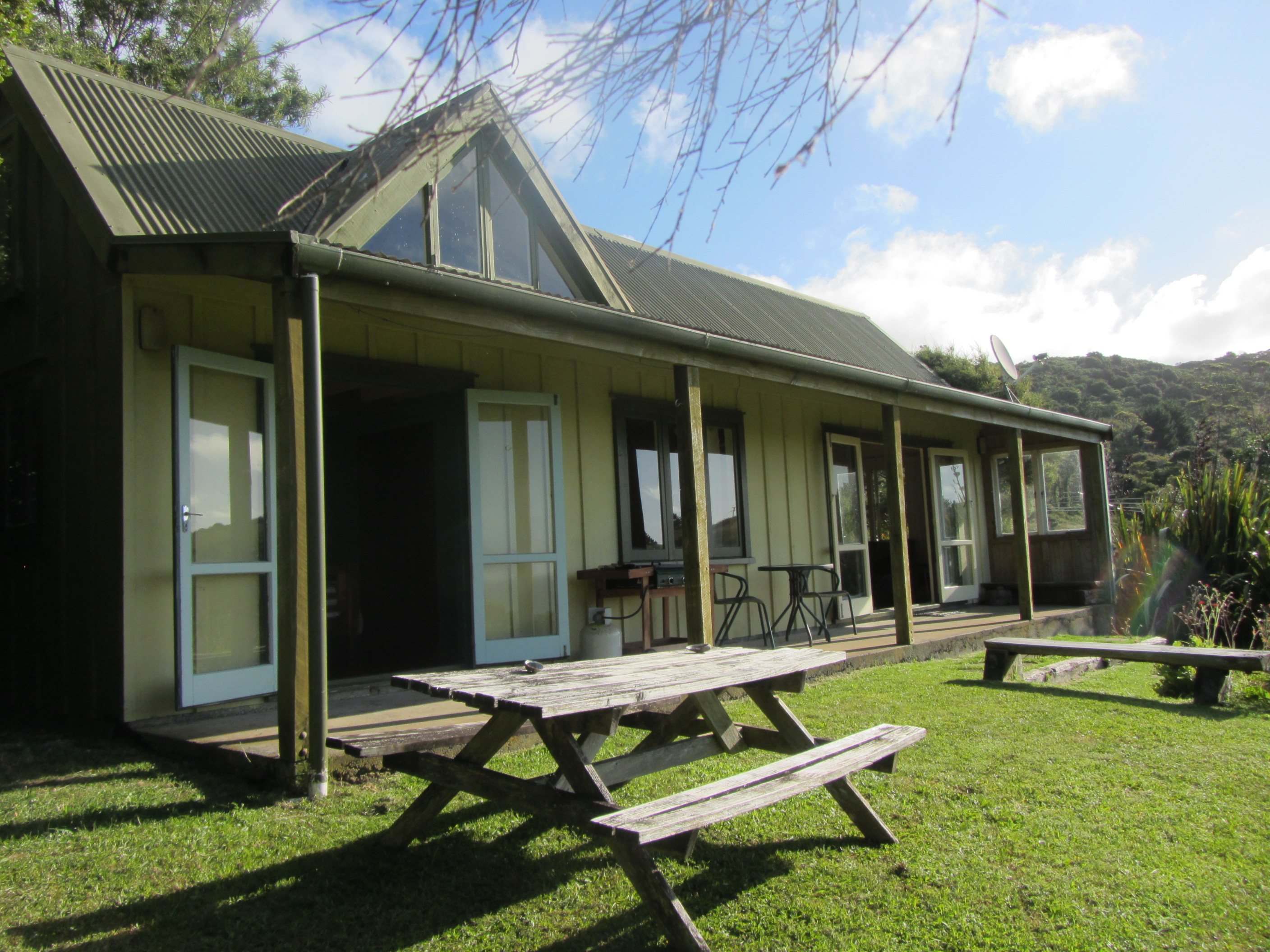 Peaceful Bush and Beach Cottage Cottages for Rent in Raglan, Waikato