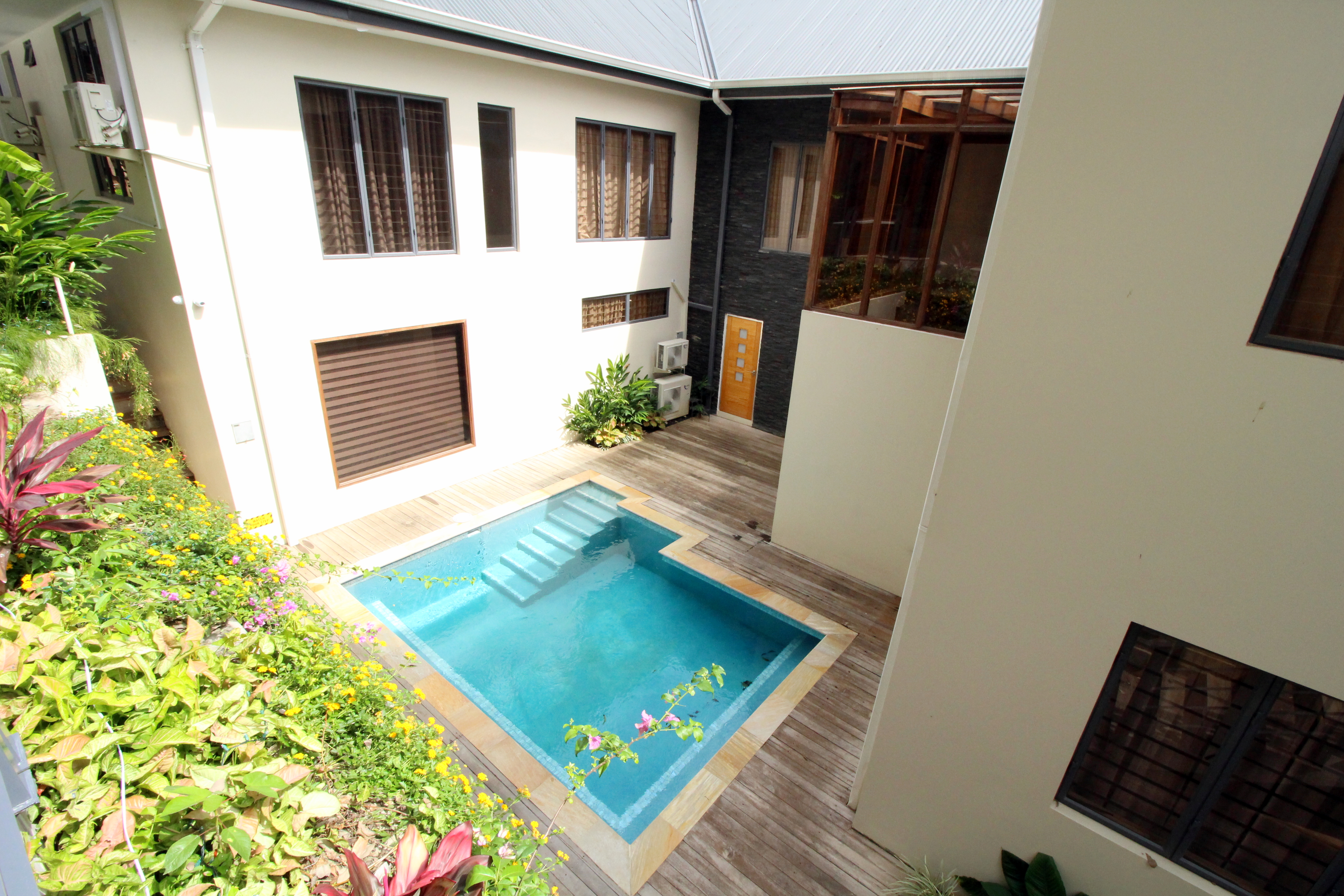 Carnival safe 1BR, pool, kitchen, in St. Anns