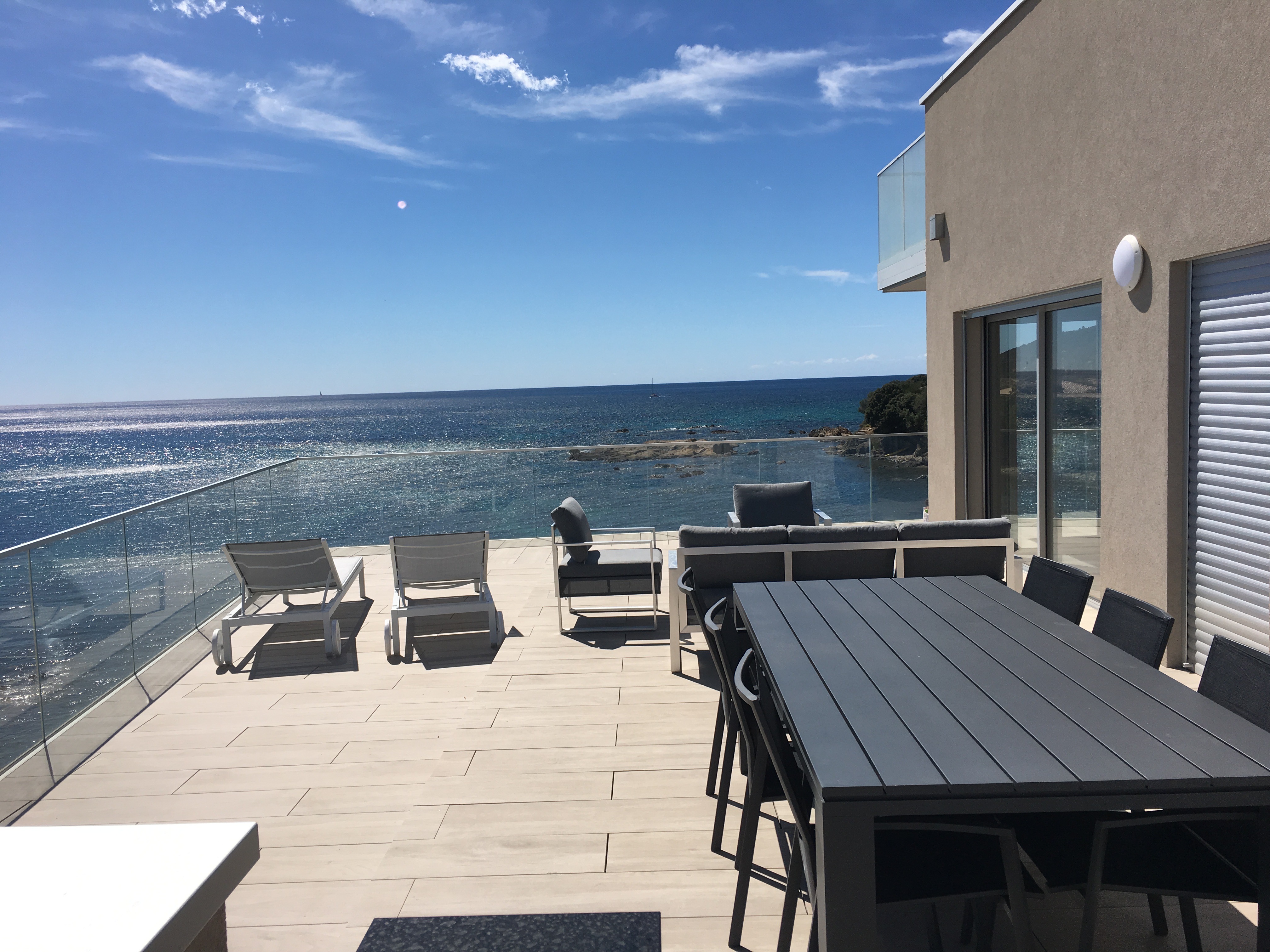 Luxury apartment with its feet in the water