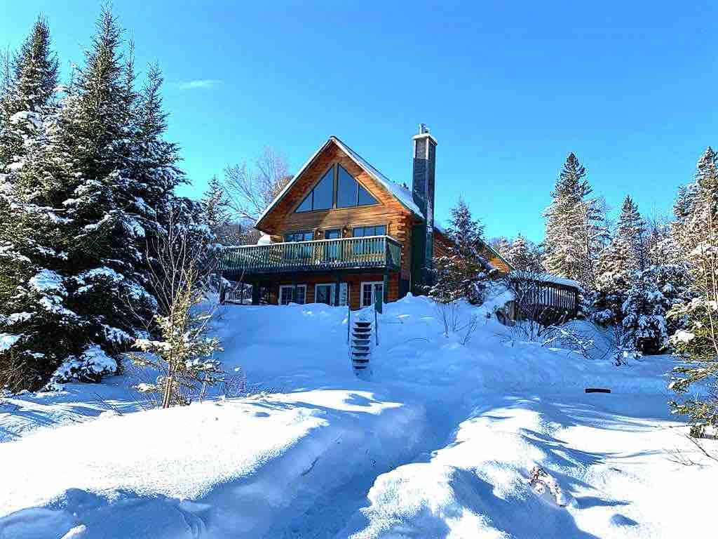 Stunning 4 Season Chalet Style Waterfront cottage Cottages for Rent