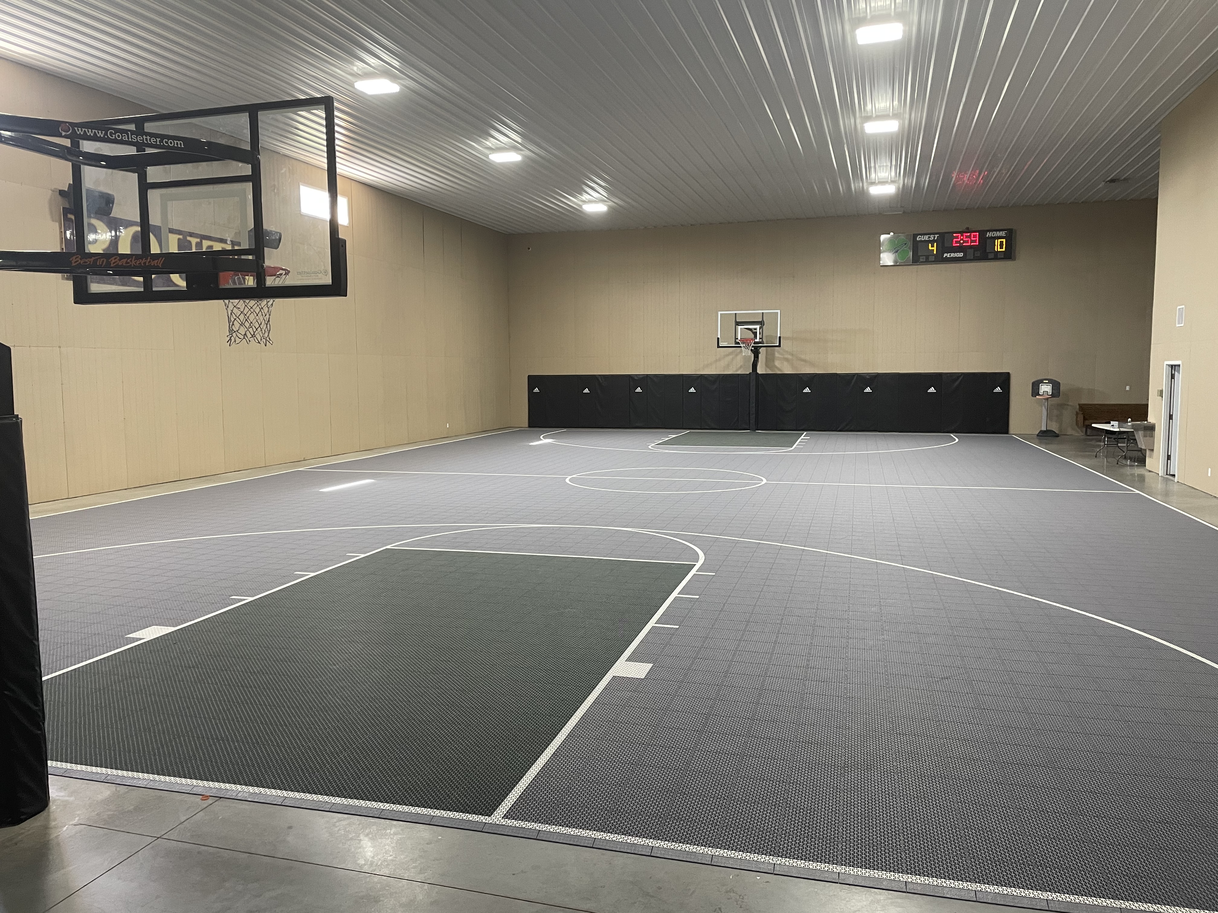 Terrain de basket-ball complet, salle de réception + loft pour 17 personnes  - Granges à louer à Jacksonville, Illinois, États-Unis - Airbnb