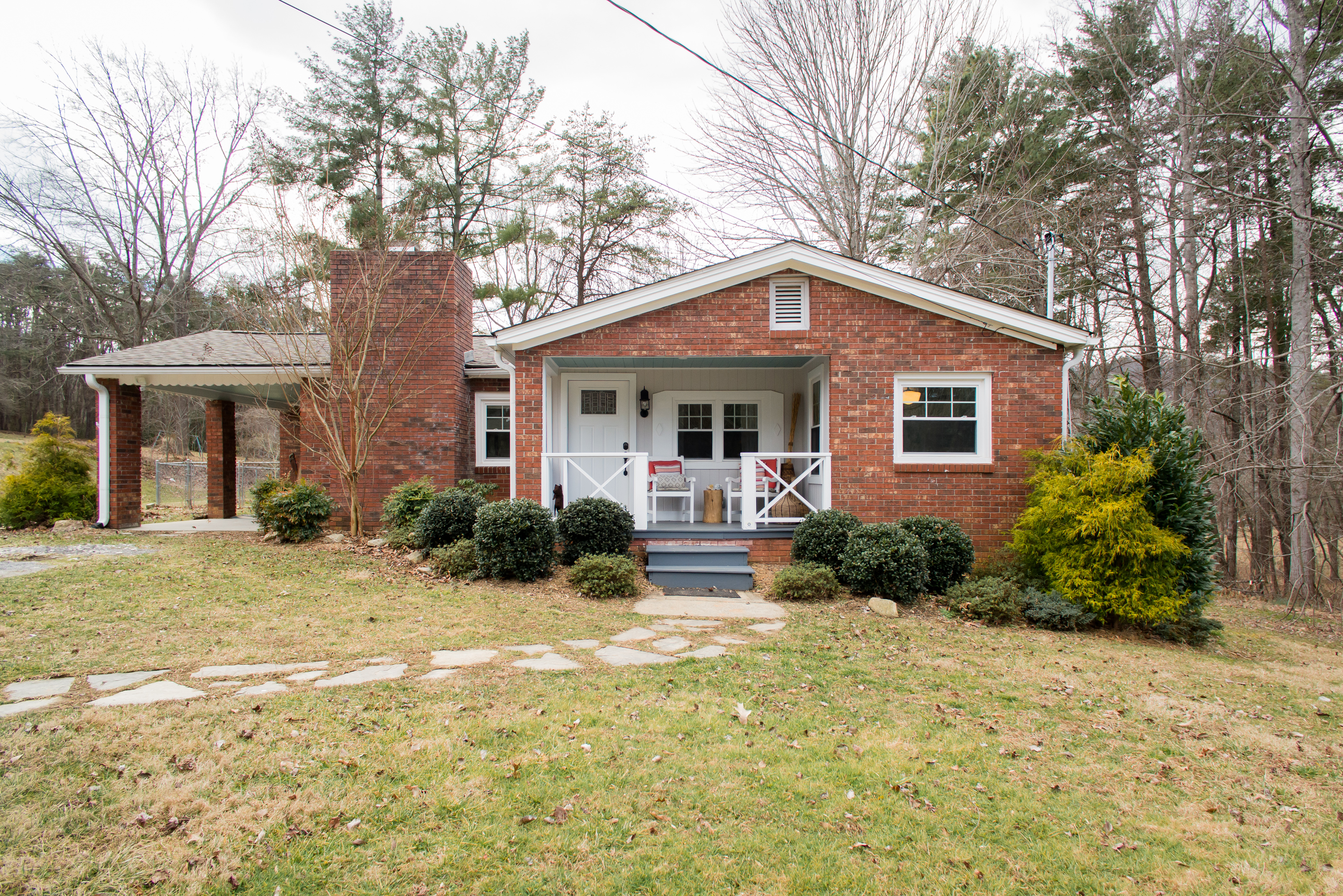 Cozy Cottage | Hot Tub | Fenced Yard | 6Mi to Dwtn in 28803, Asheville