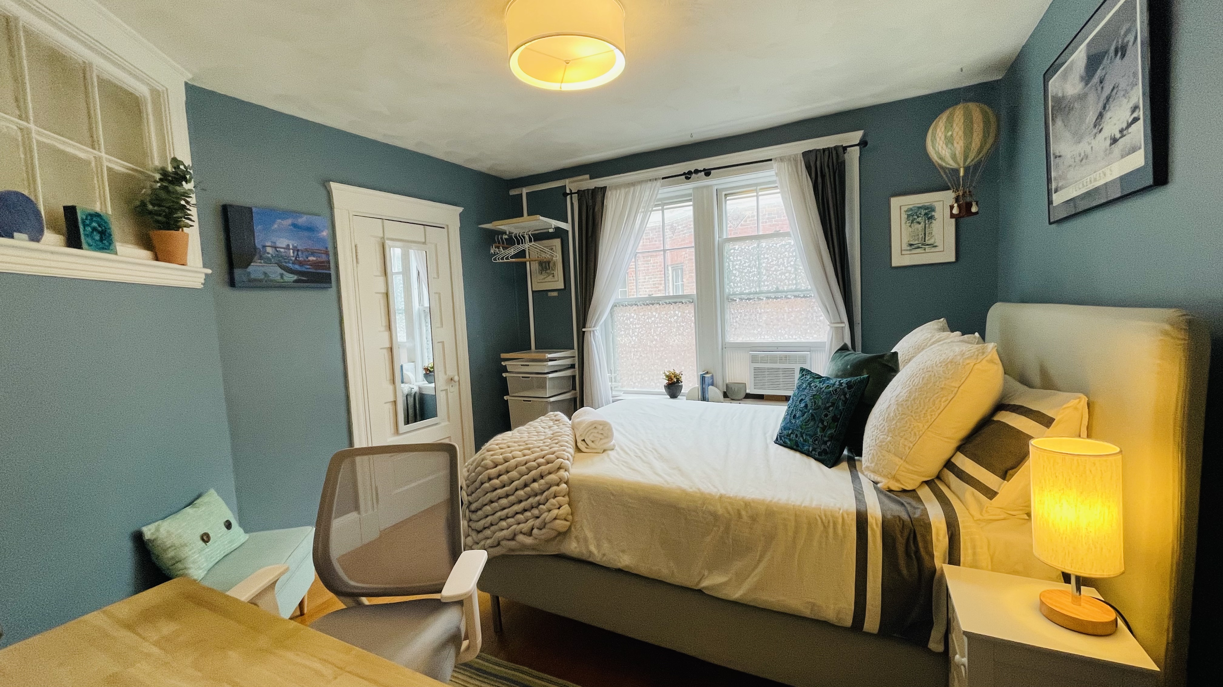 “Bed & Bar” w/Peloton & Street Parking in North Cambridge, Cambridge
