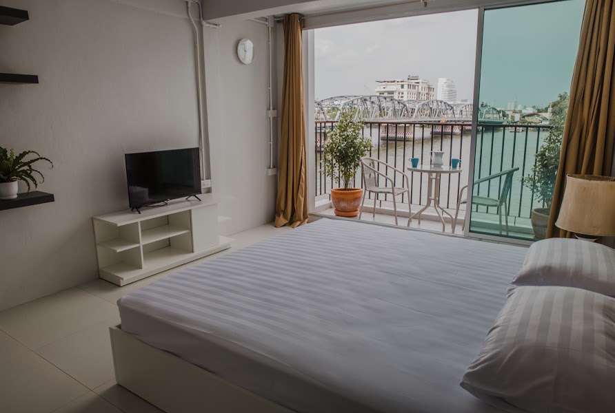 Private Studio Apartment By the River (4th Floor)
