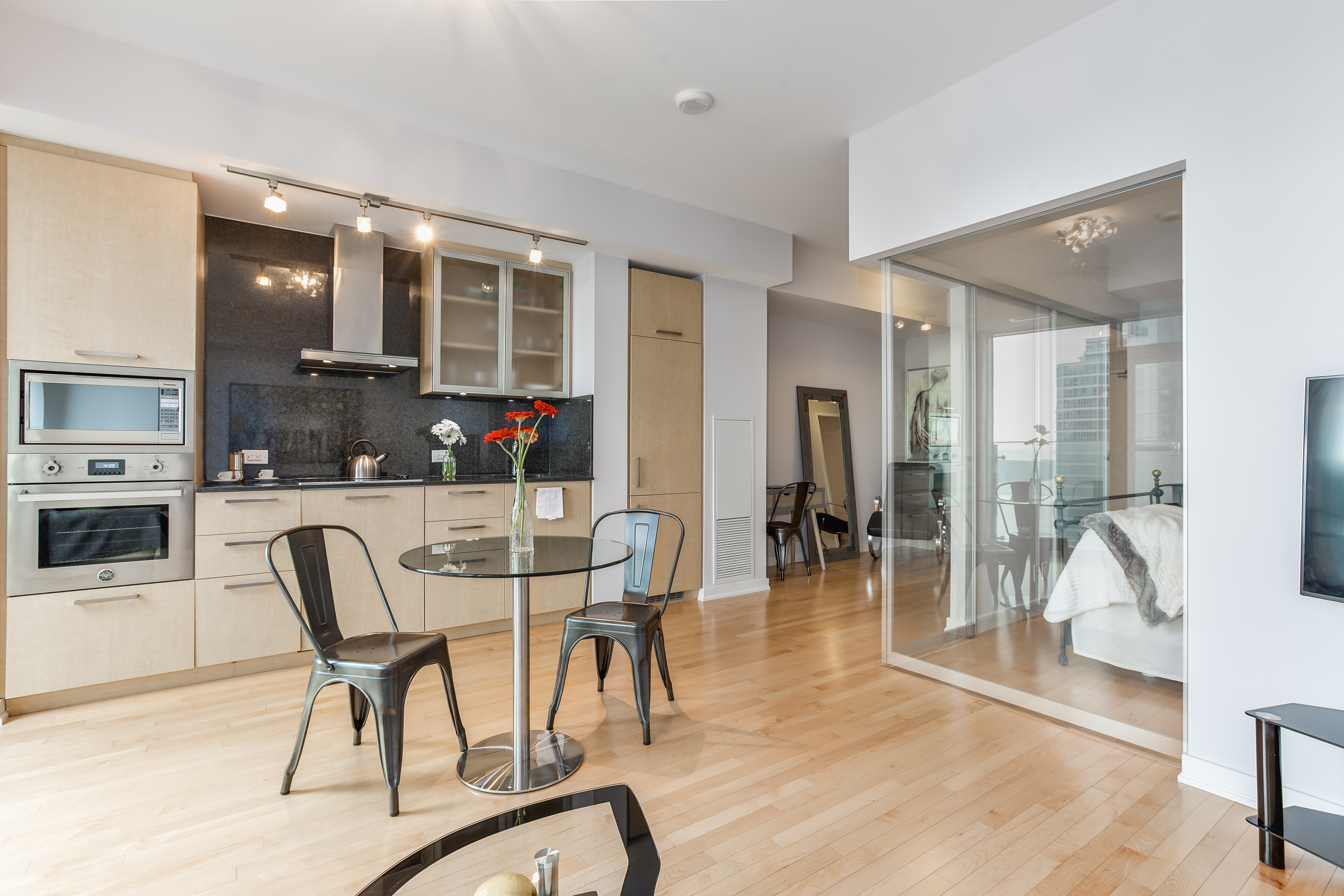 Luxury Downtown Waterfront Condo + Free Parking