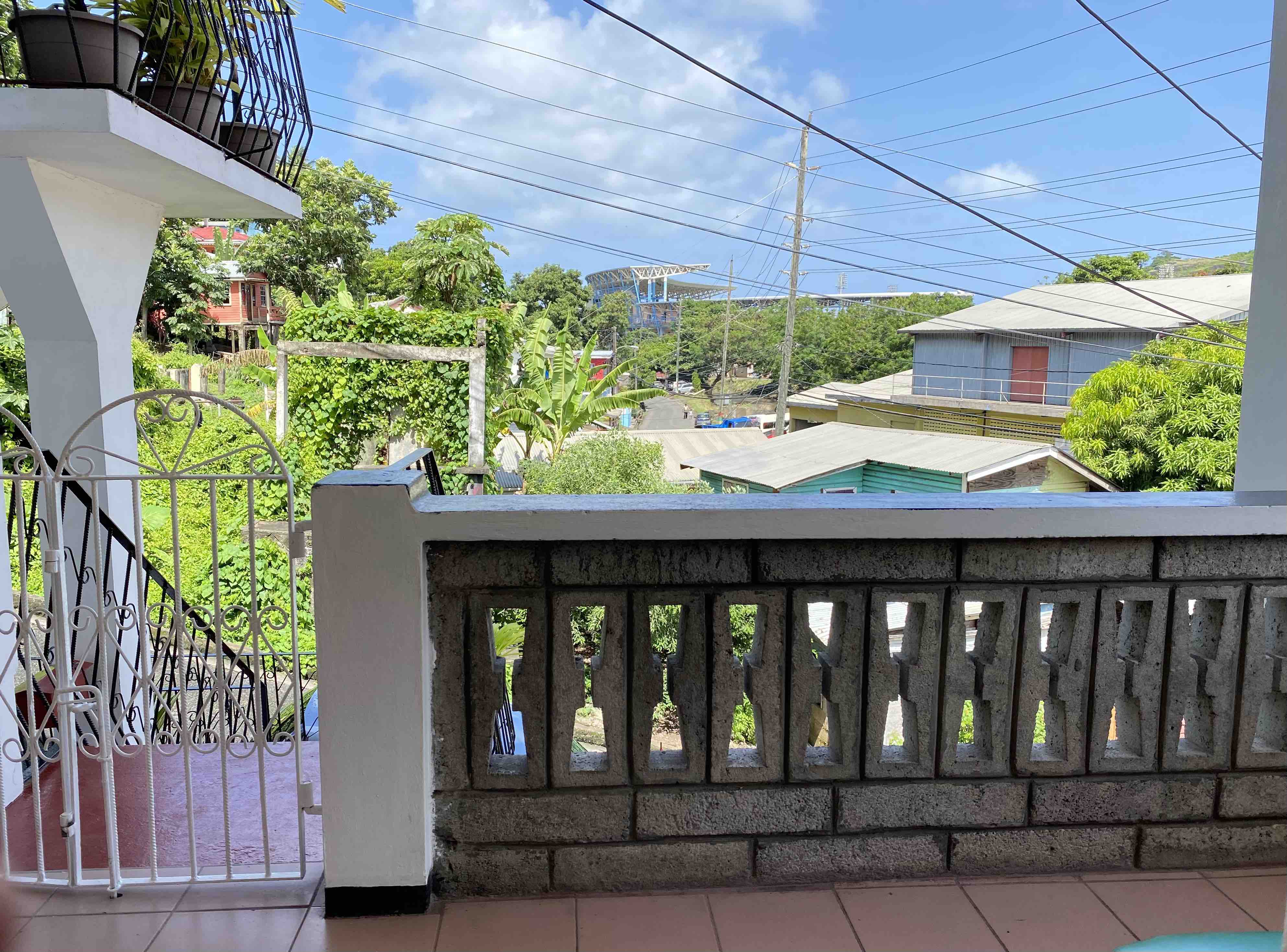 Bright & Spacious 2 Bedroom Apartment with Patio
