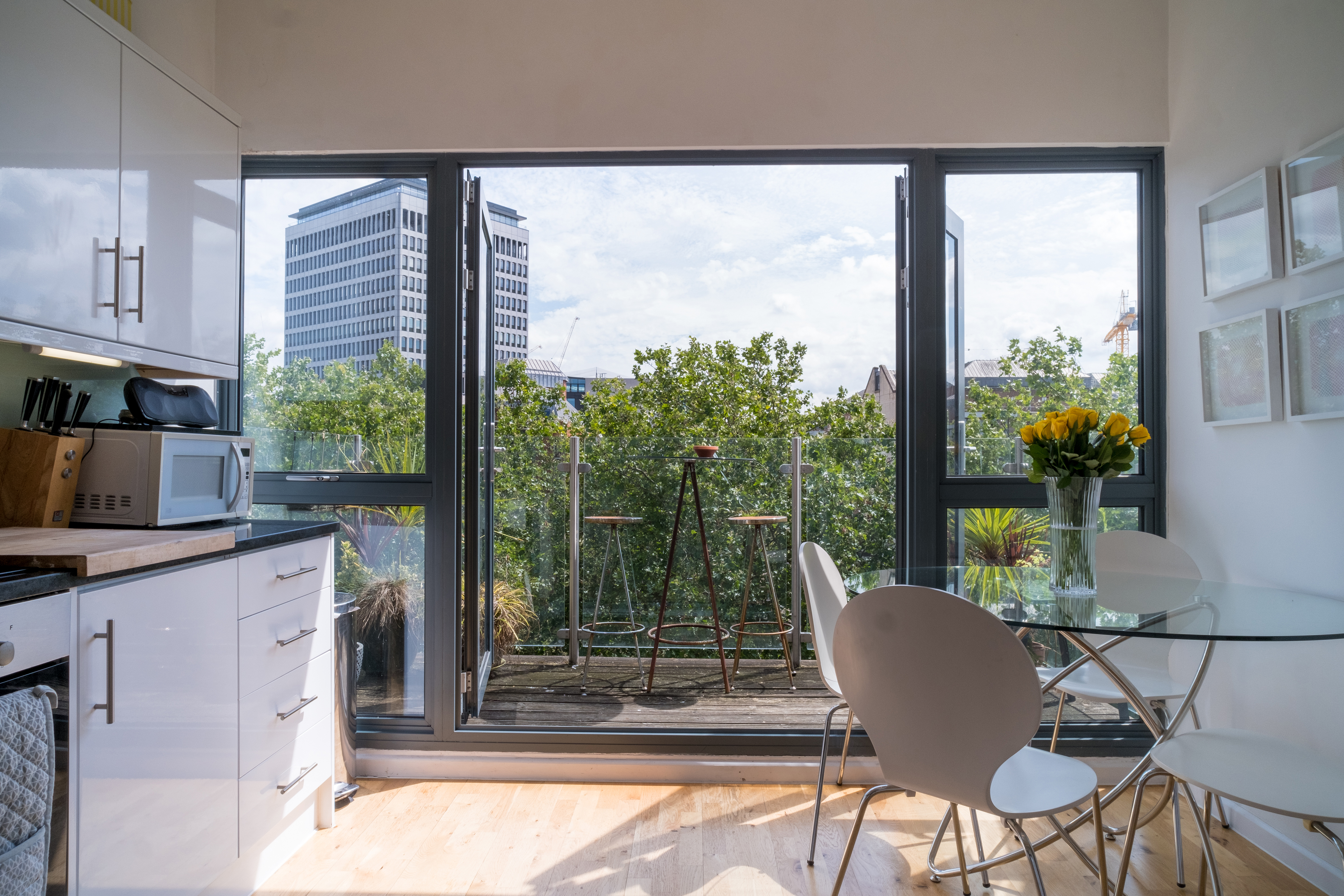 STUNNING city-centre 3 bed. River views + Parking in Central, Bristol