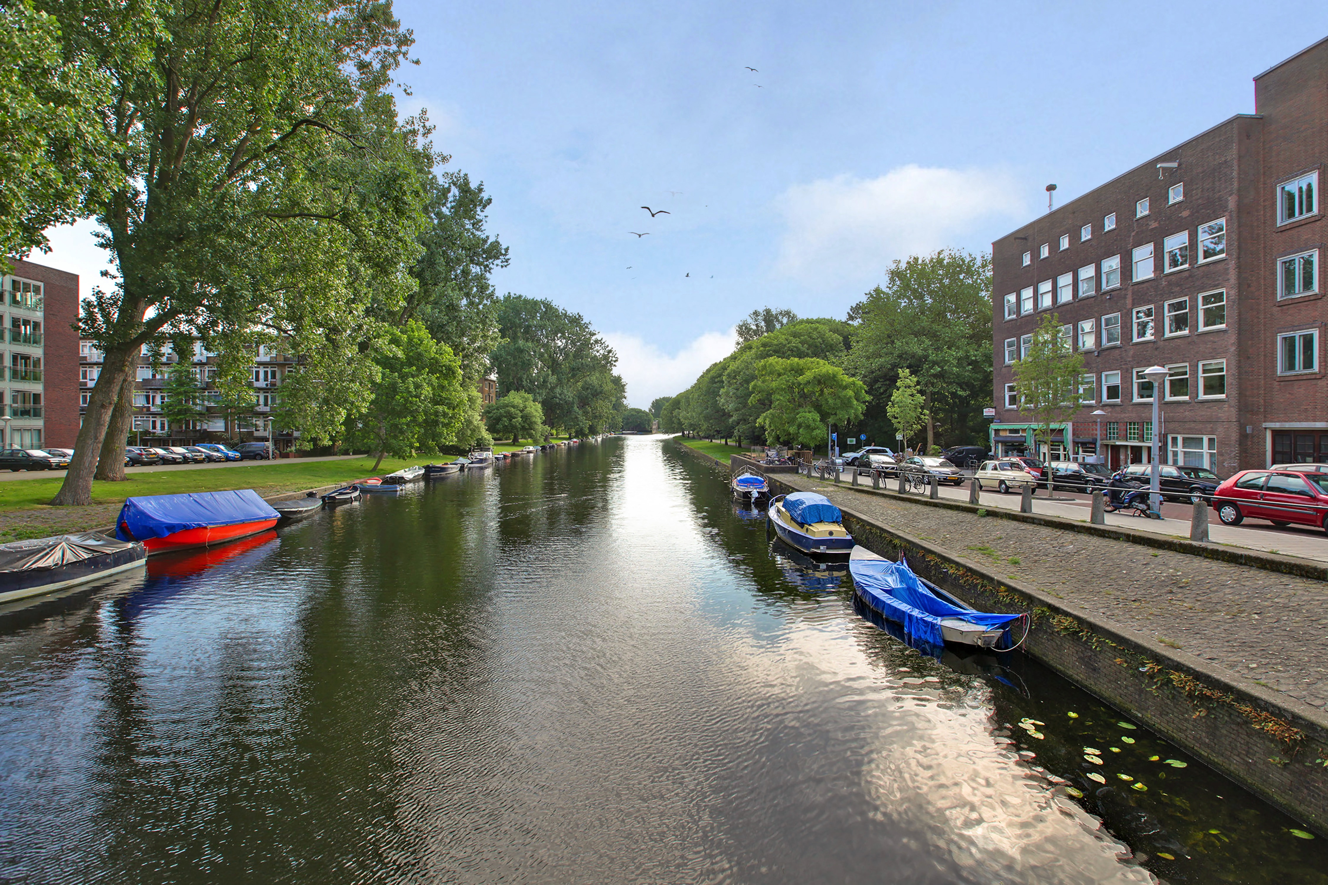 Bright quiet furnished apartment with canal view — Amsterdam stay