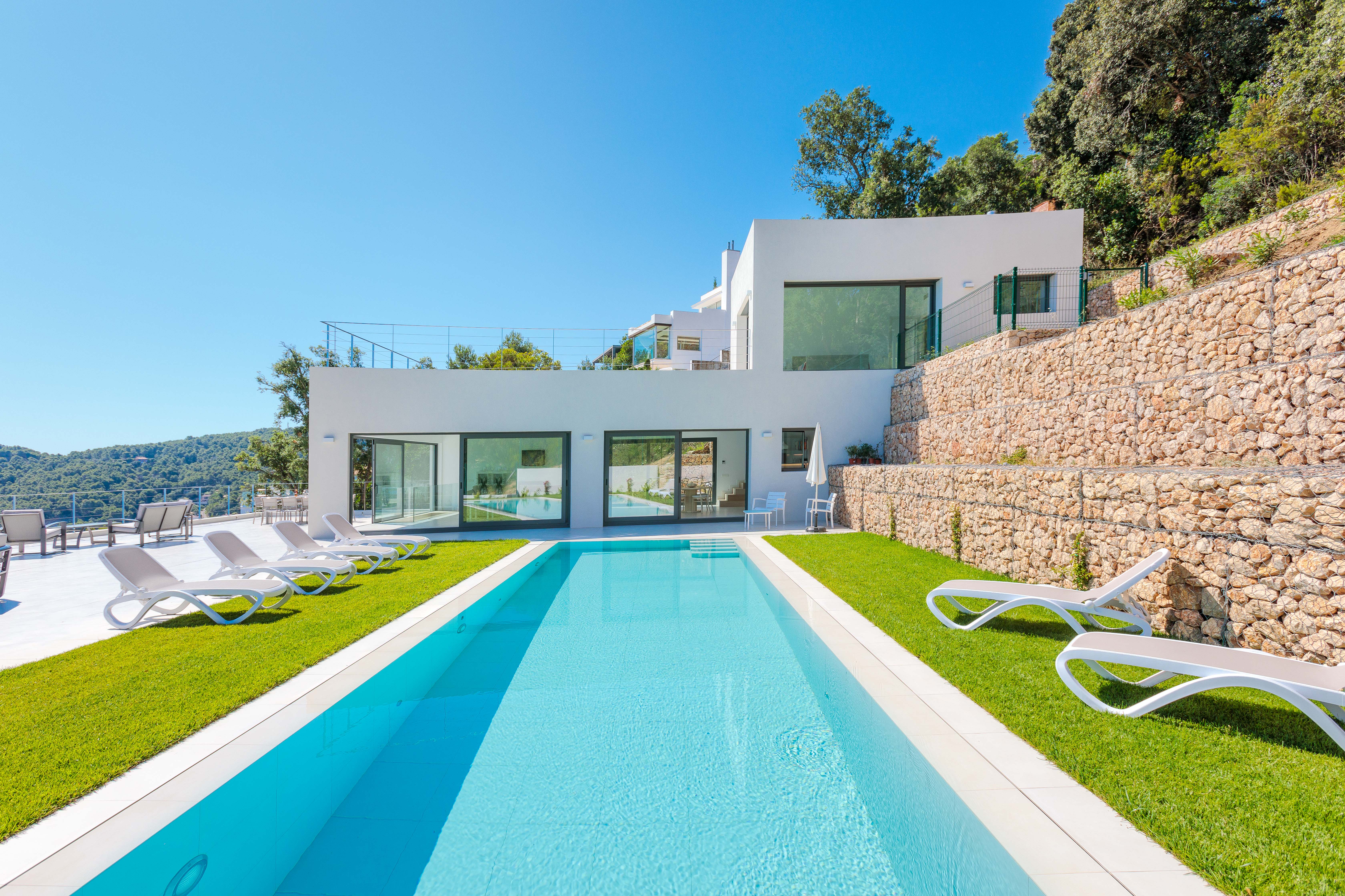Splendid modern villa with spectacular sea views