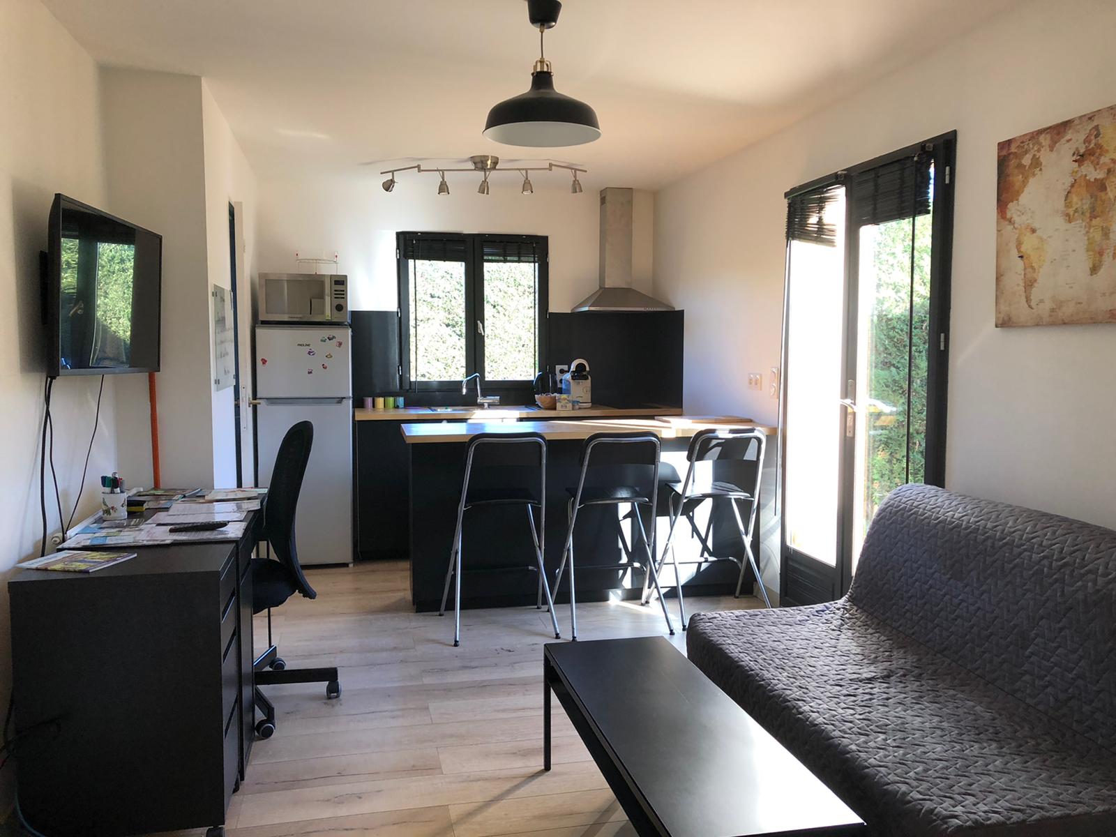 Studio on  one level - free parking - terrace