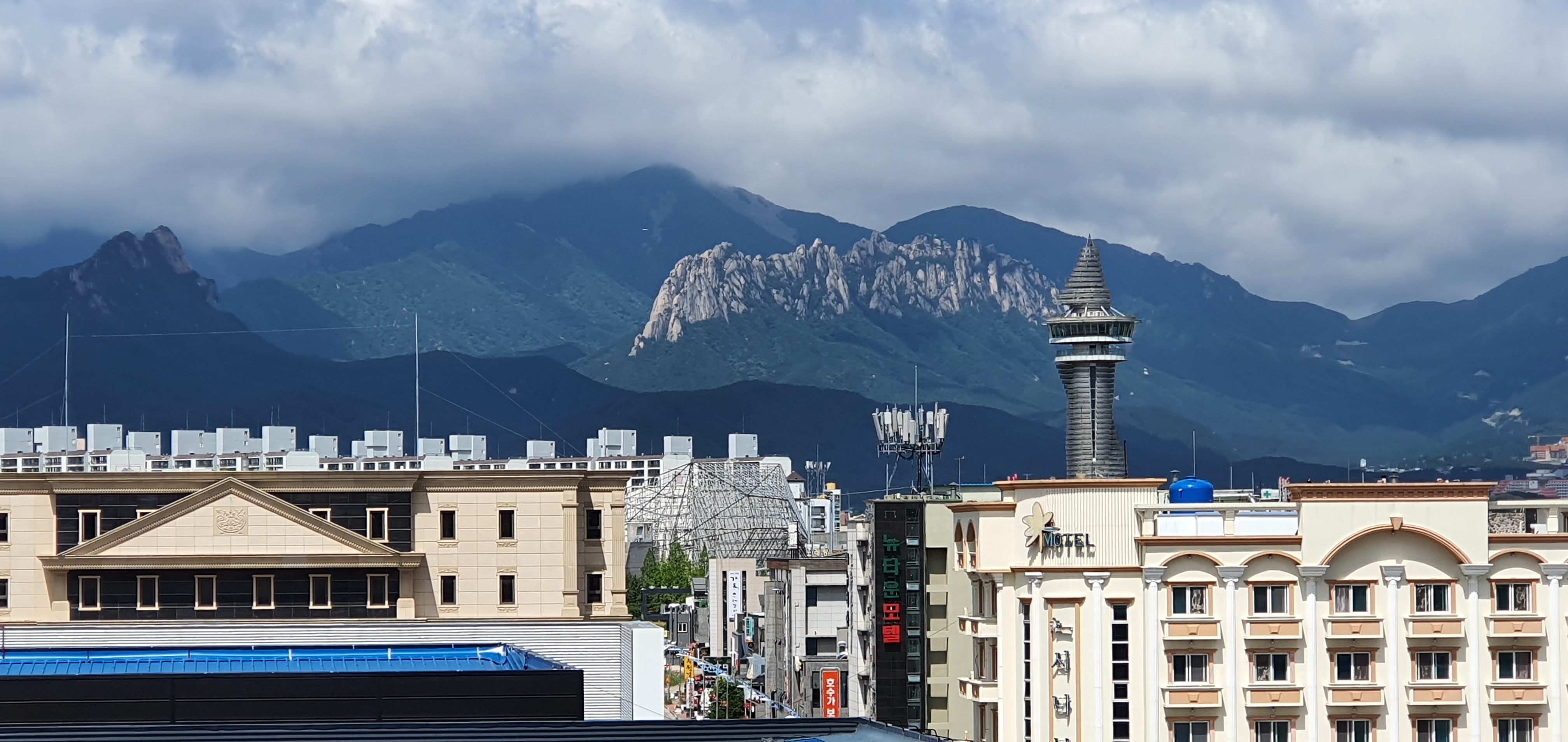 ② Starine House★ Seoraksan★ View♥ Family Room♥ 2 people/4 people♥ 2 beds♥ Walk♥ E-Mart/Daiso 5 minutes Beach 10♥ minutes♥