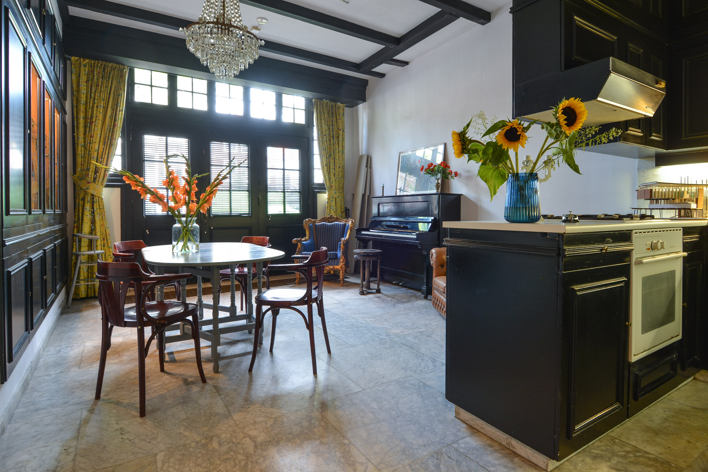 Gorgeous 17th century canal house, city centre — The Hague stay