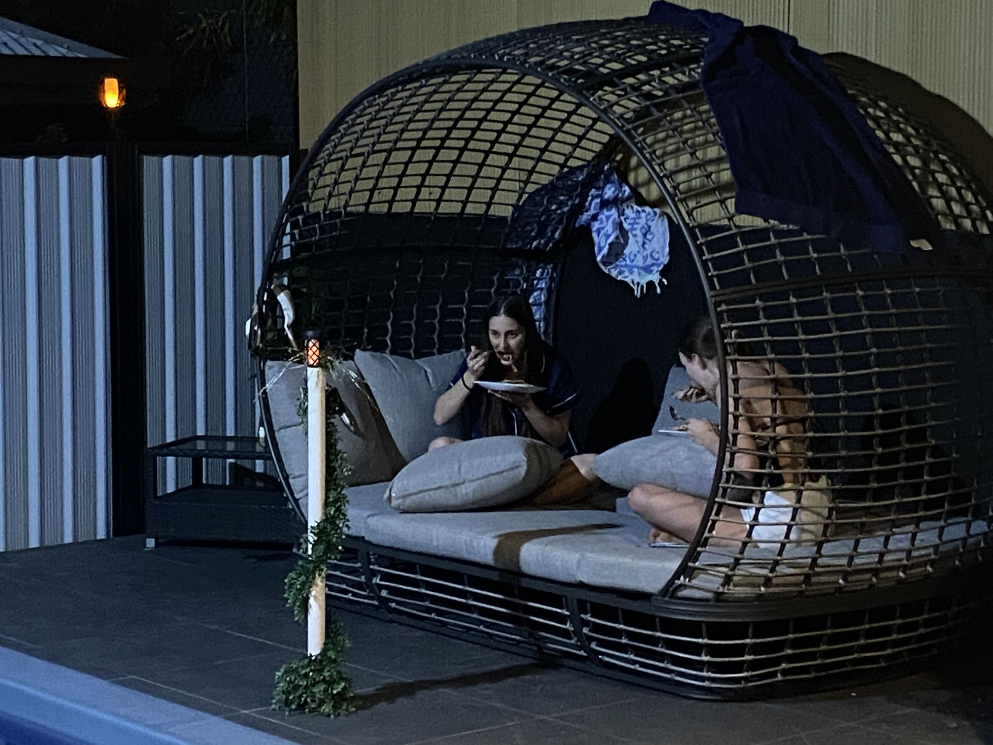 La Vie Est Immense Et Pleine De Dangers Nouvelle maison de luxe avec vie en plein air gigantesque et piscine