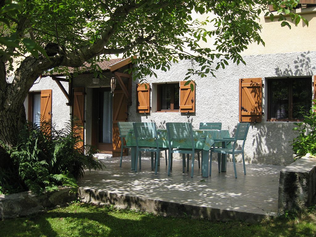 GREEN SETTING: private apartment in villa Ax