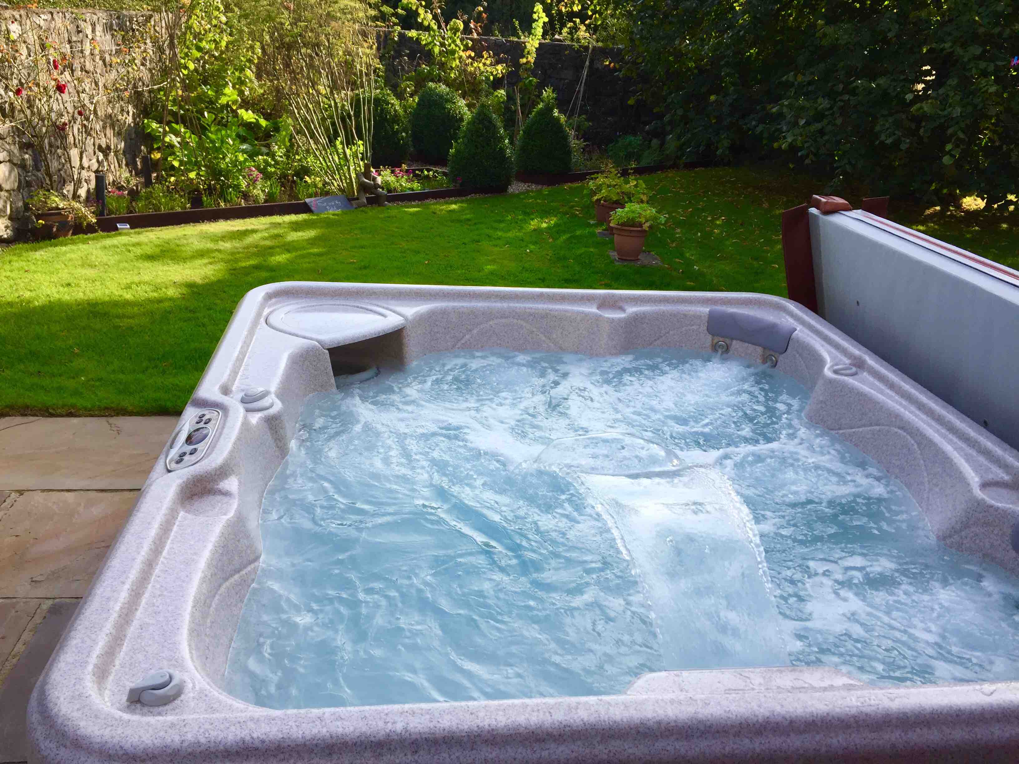 Luxury Cottage with large private hot tub