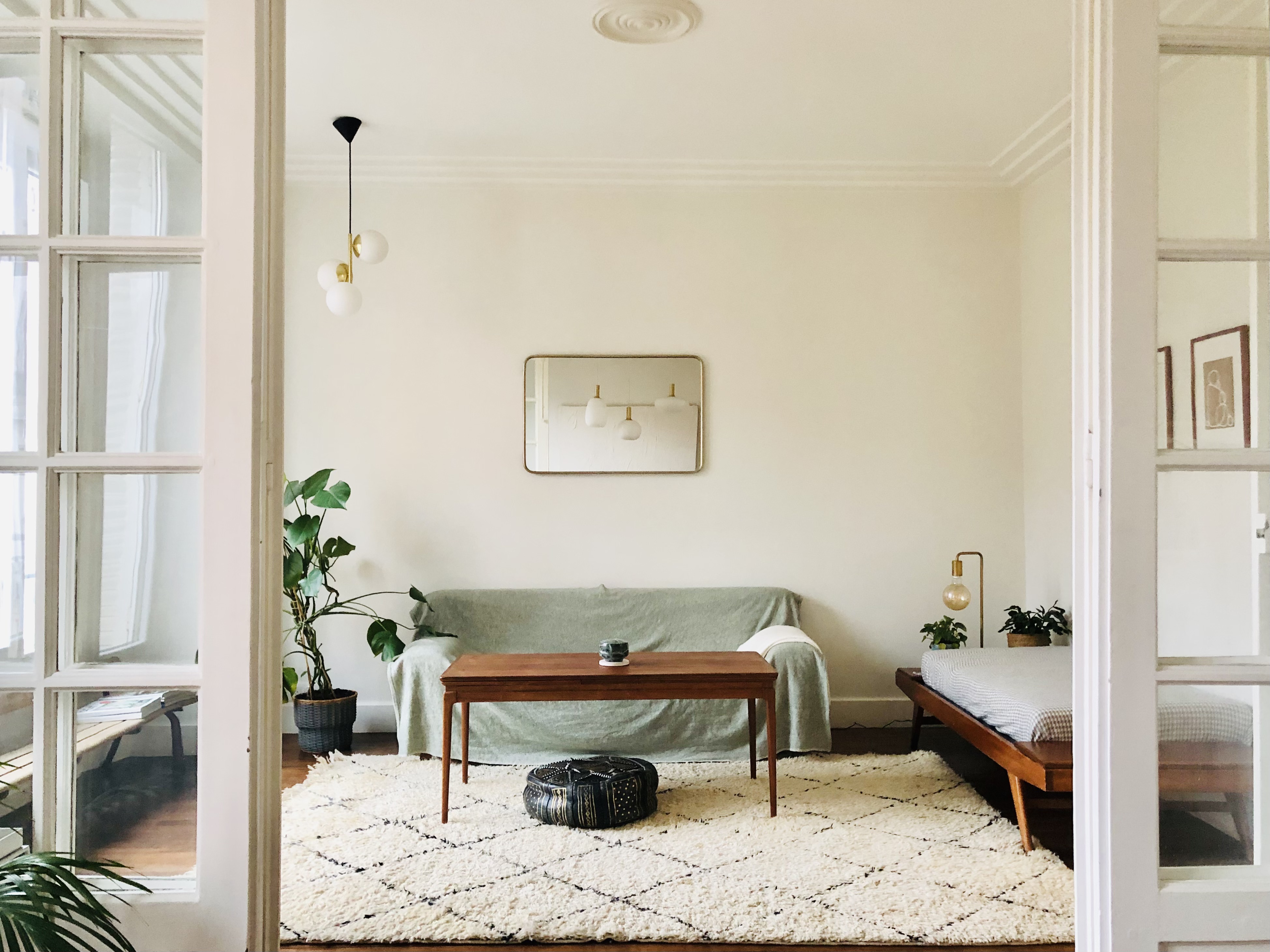 Central & Calm 2-4p. Mid Century Modern Apartment