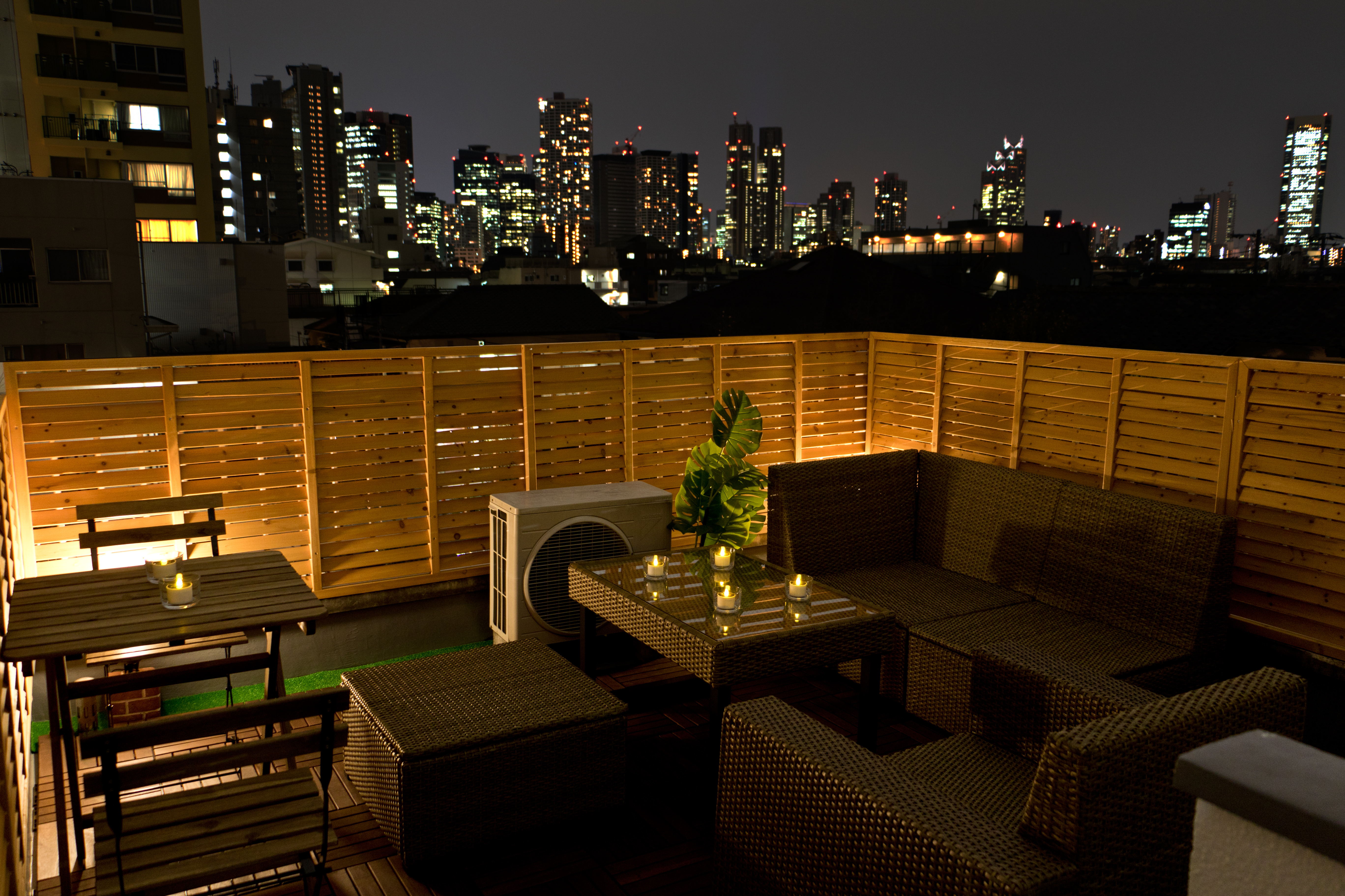 新宿の夜景を一望できるバルコニーは必見！10人宿泊できるお部屋です！
