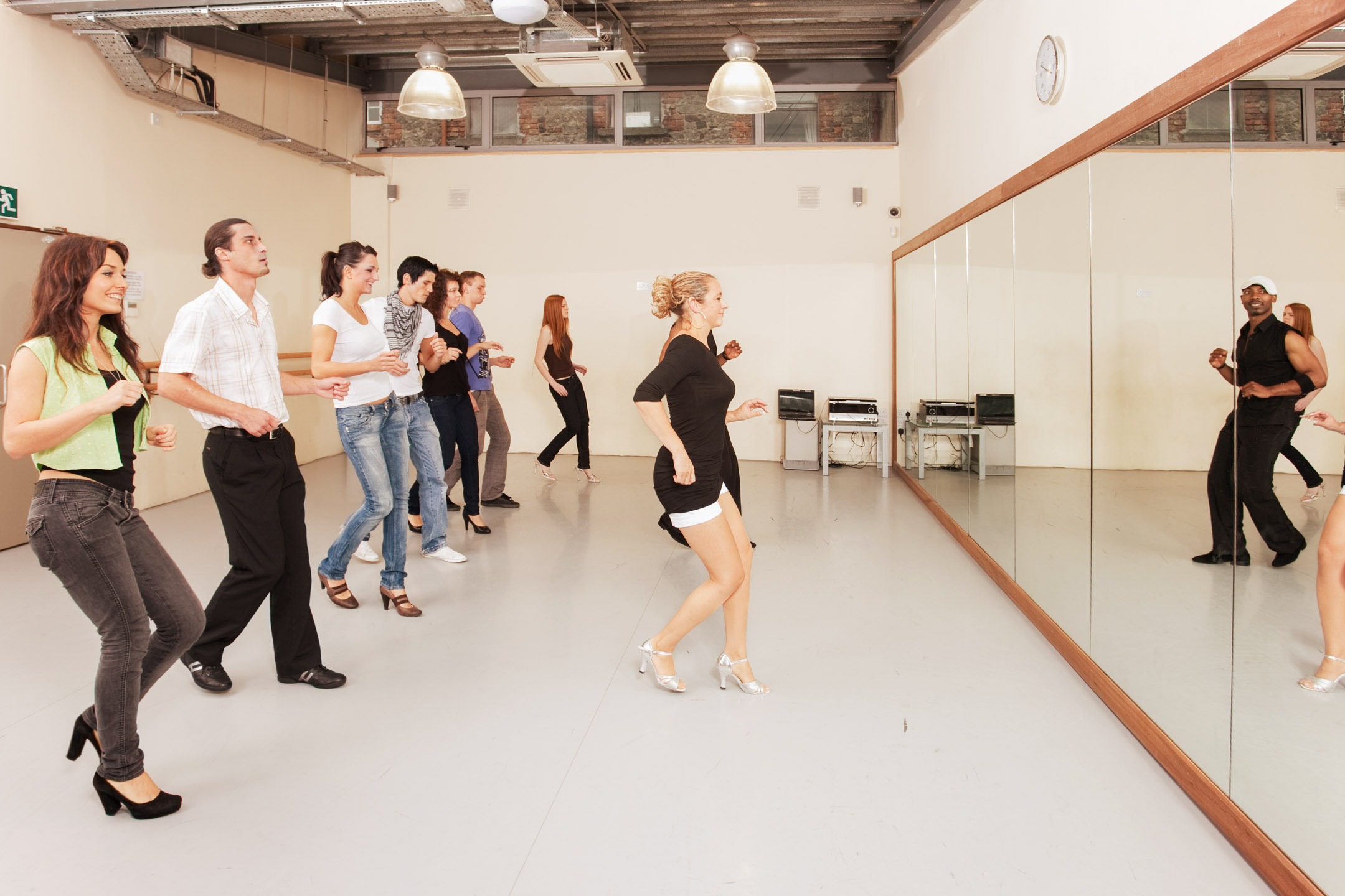 костюмы для спортивных танцев. Dancing steps. Dancing steps. танцы хип хоп. девушка танцует зумбу.