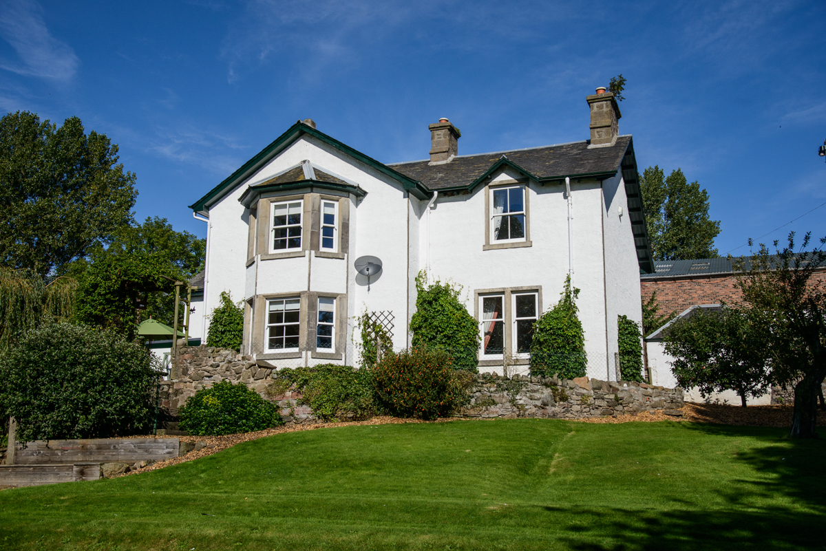 Carmichael Farmhouse Between Dundee and Perth Houses for Rent in