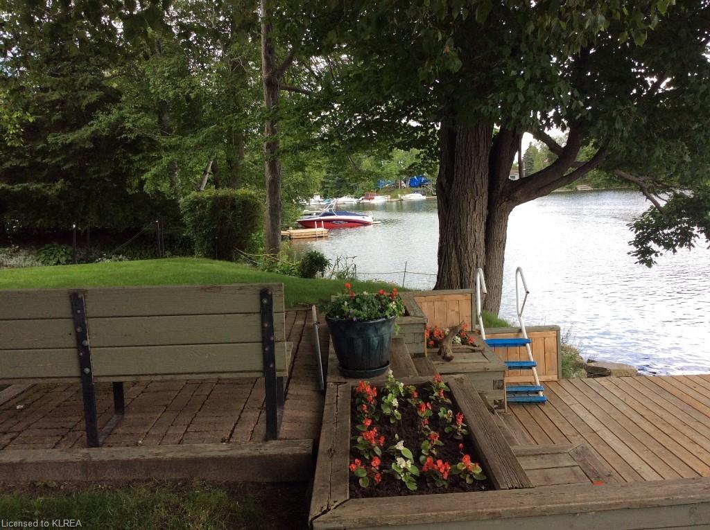 Stunning Four Seasons Lakefront Cottage Experience Cottages for Rent