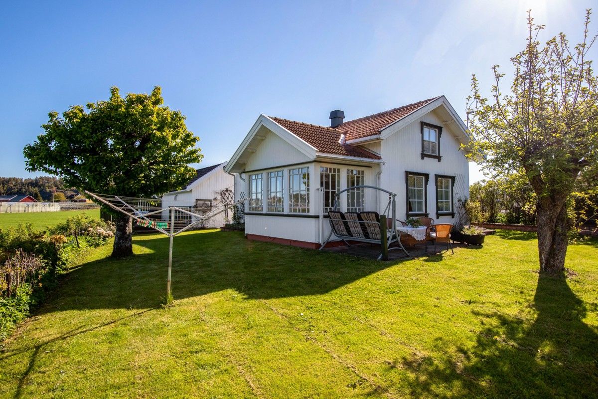 Detached house with garden, sunny patios and sea views