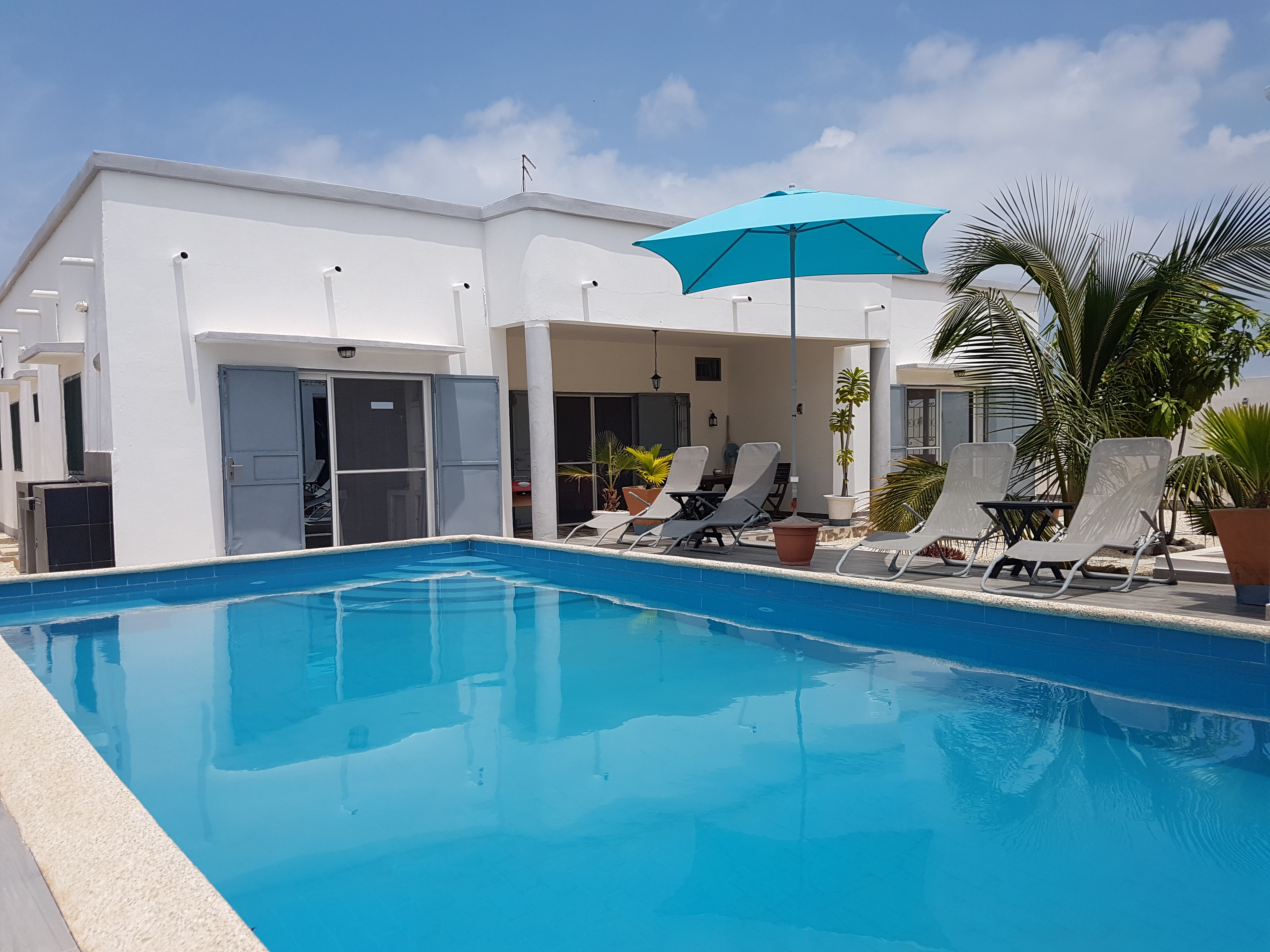 The JAJA villa.
Pool-Slatization.