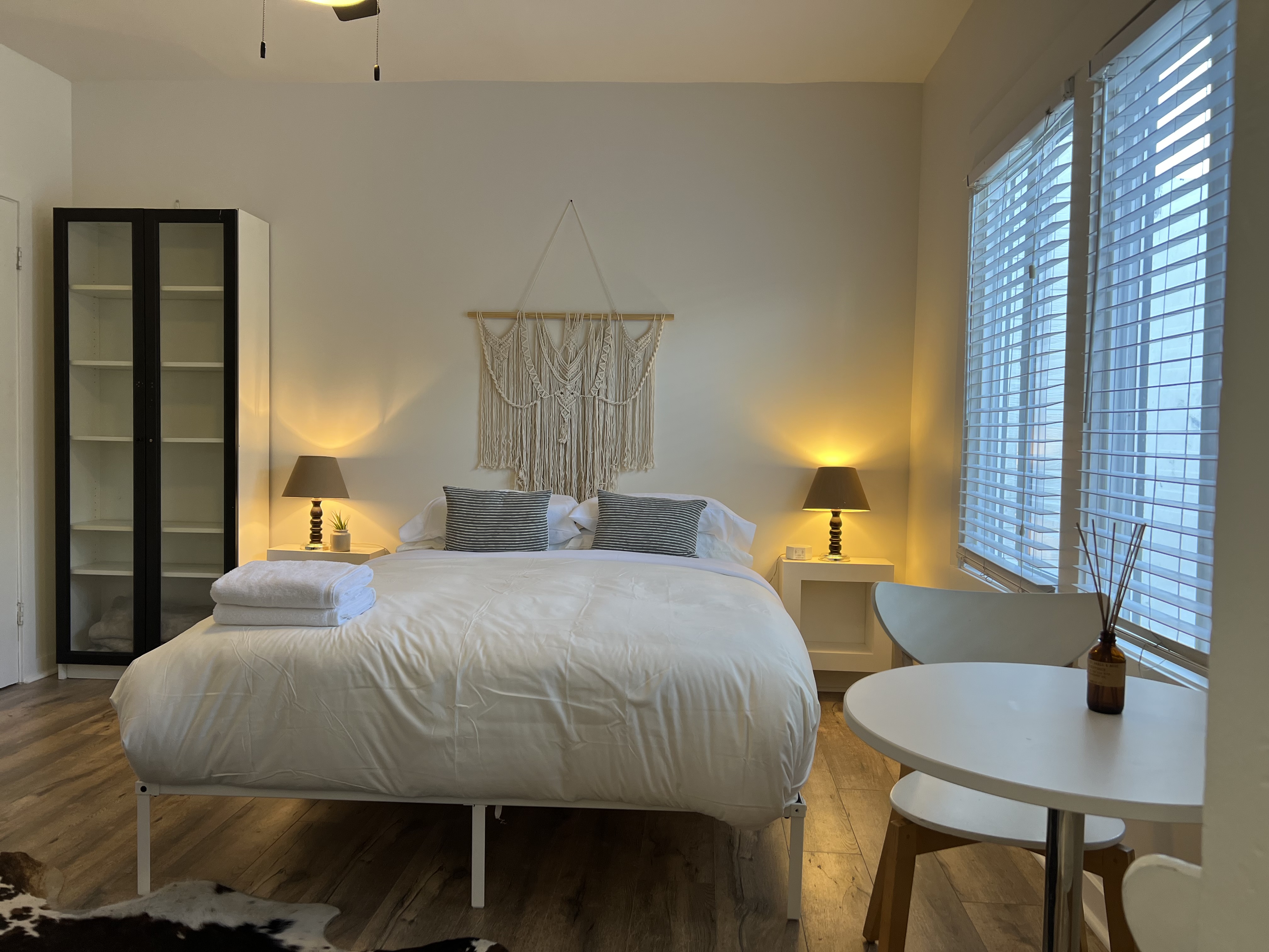 Airy Minimalist Cozy Studio in Longfellow, Oakland