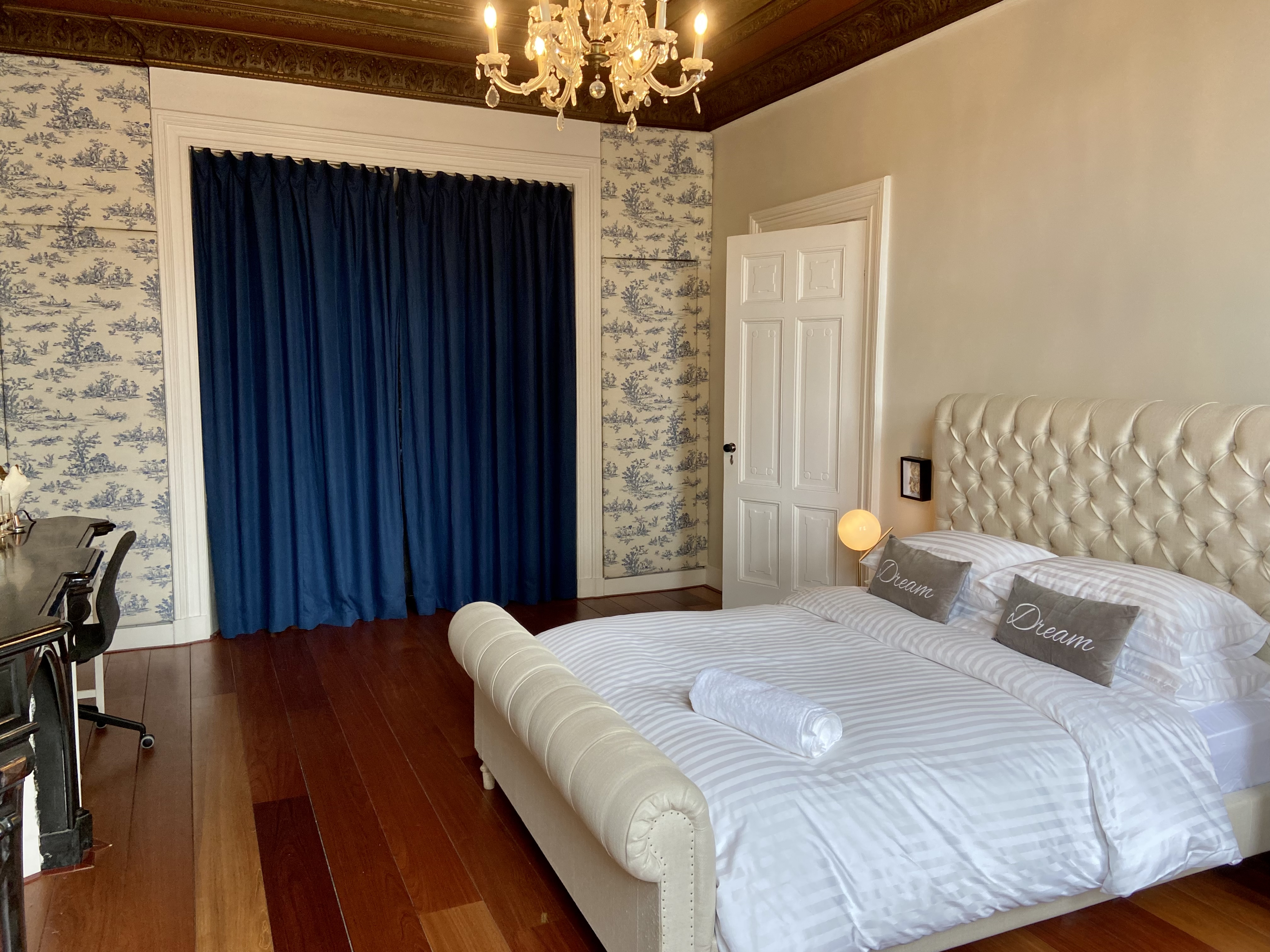 Wake Up to the River– Peaceful Luxury in Amsterdam