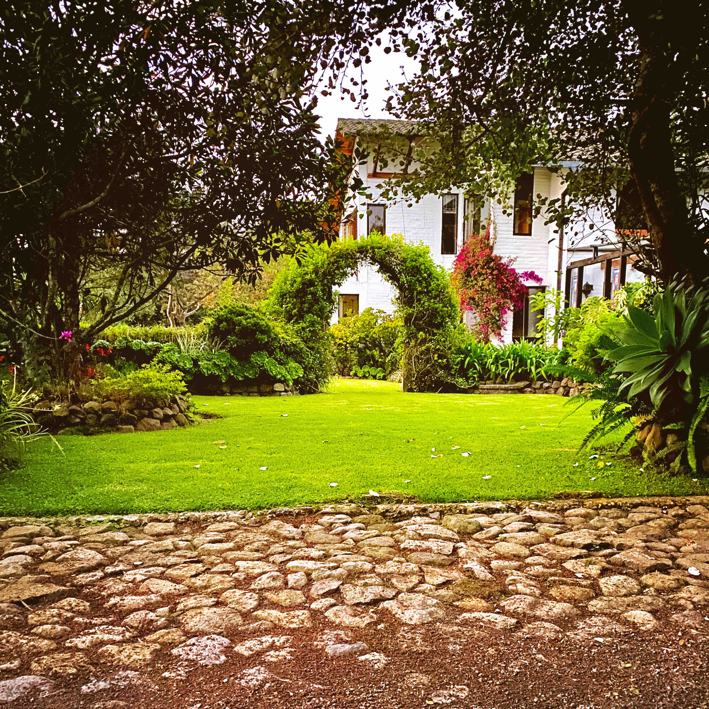 Lago San Pablo, casa a las orillas. Los Acacios. - Cabañas en renta en