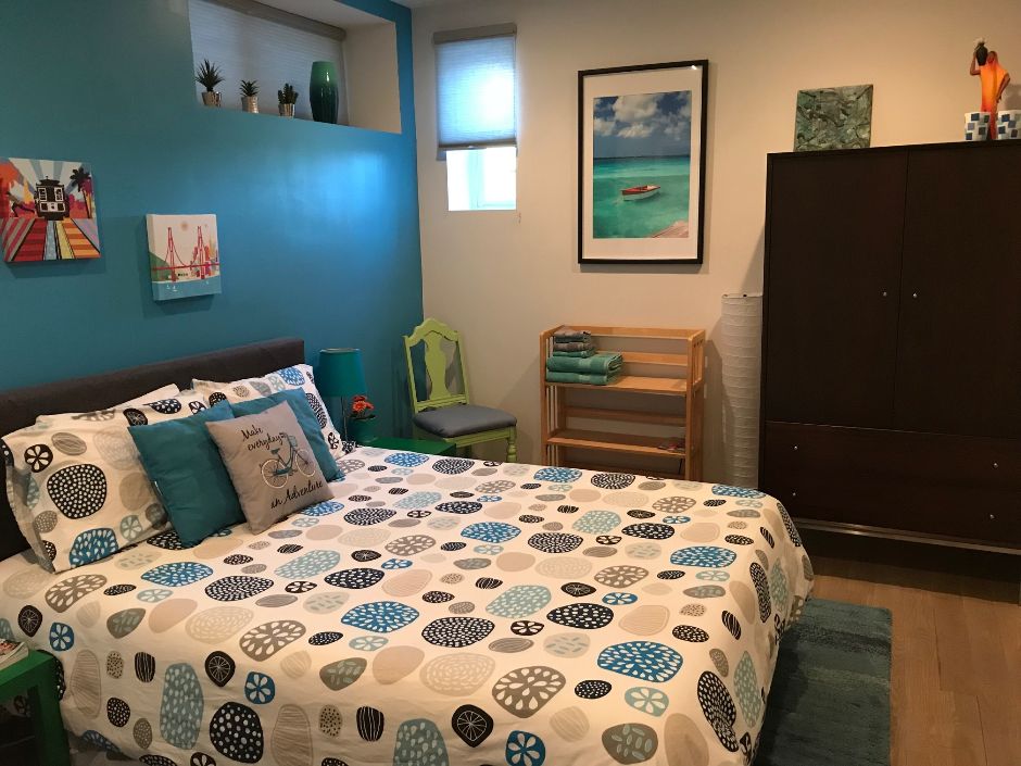 Nicely remodeled room, free parking in Bernal