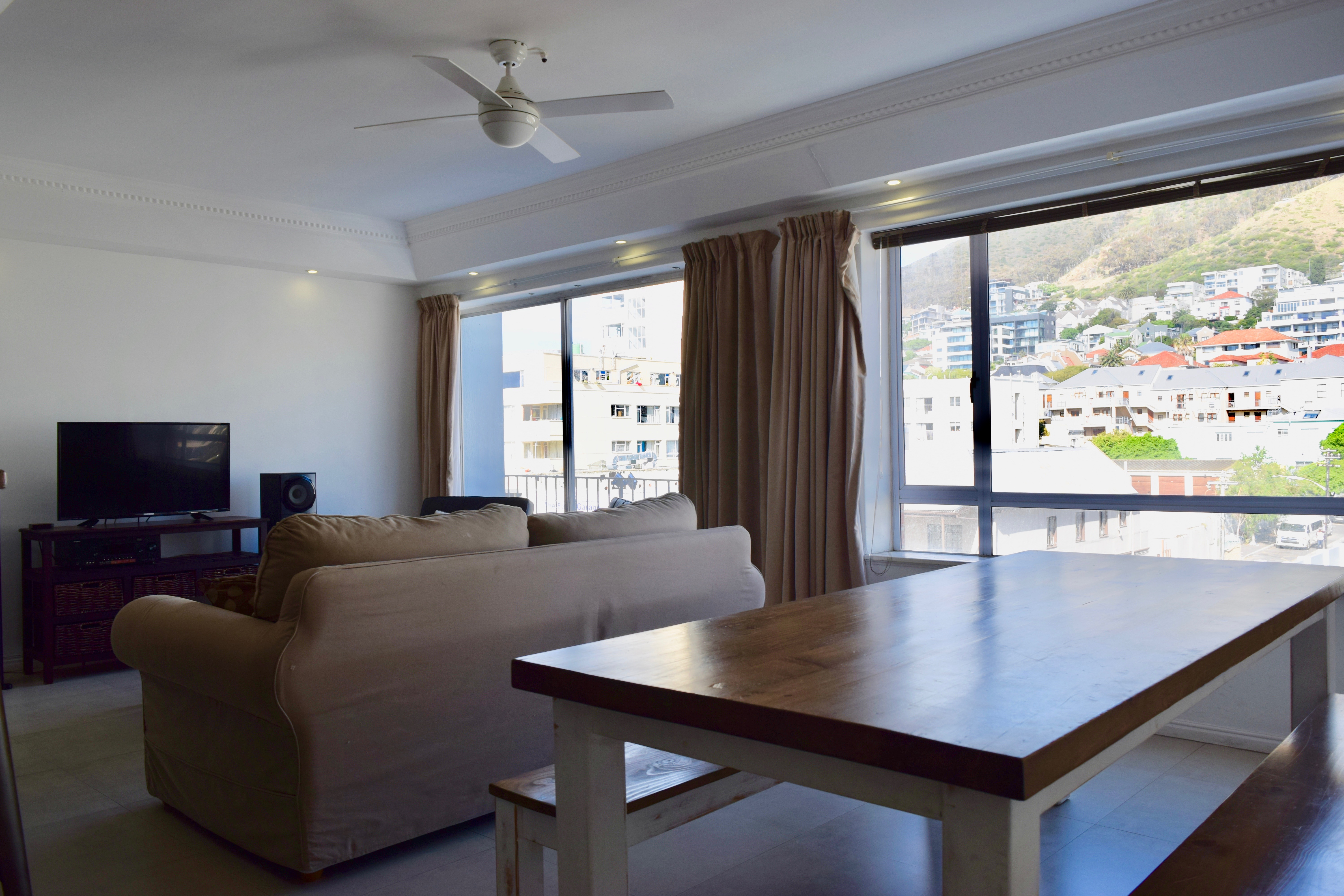 Modern Apartment in Sea Point. Mountain Views! in Ward 54, Cape Town