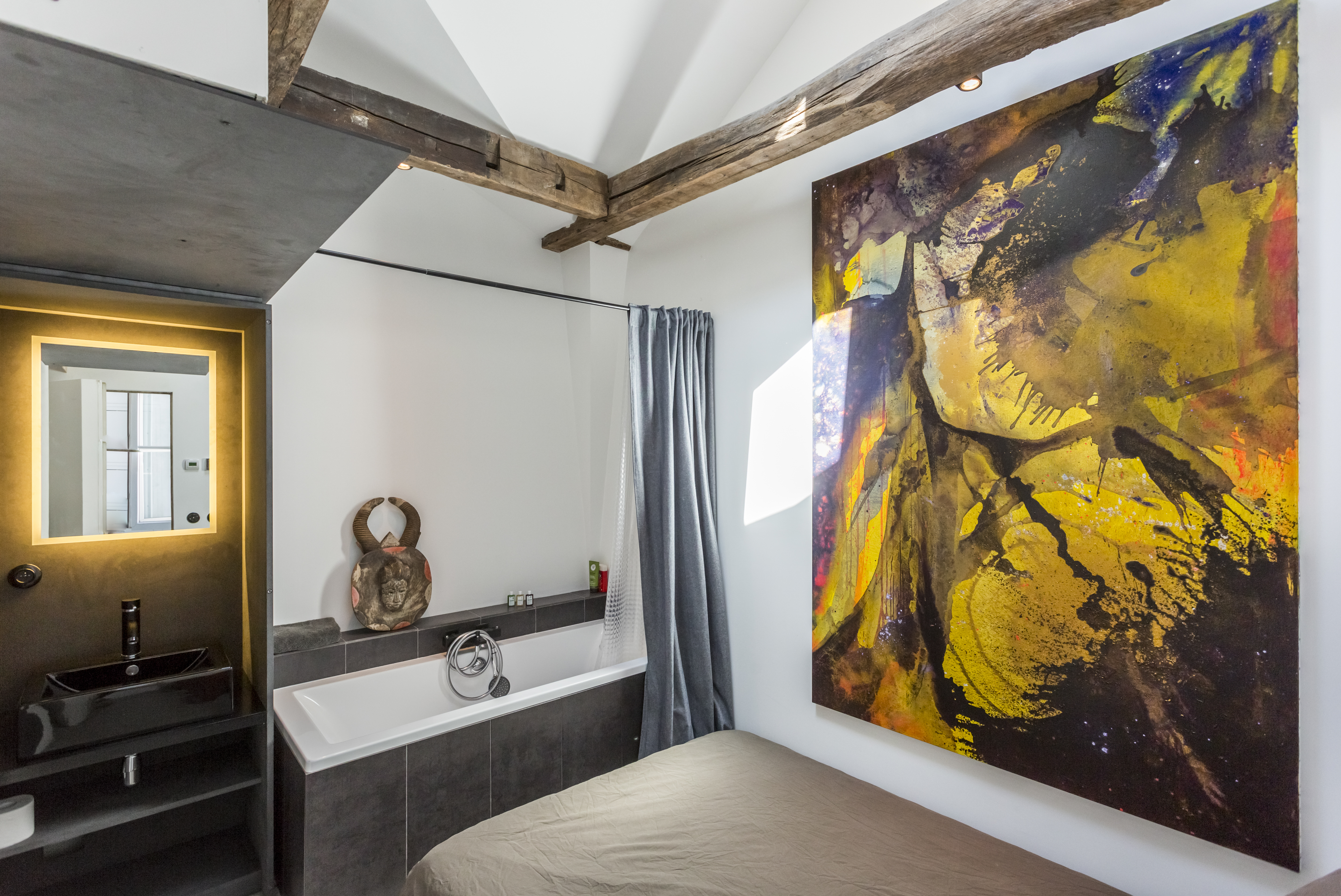 Room with private access