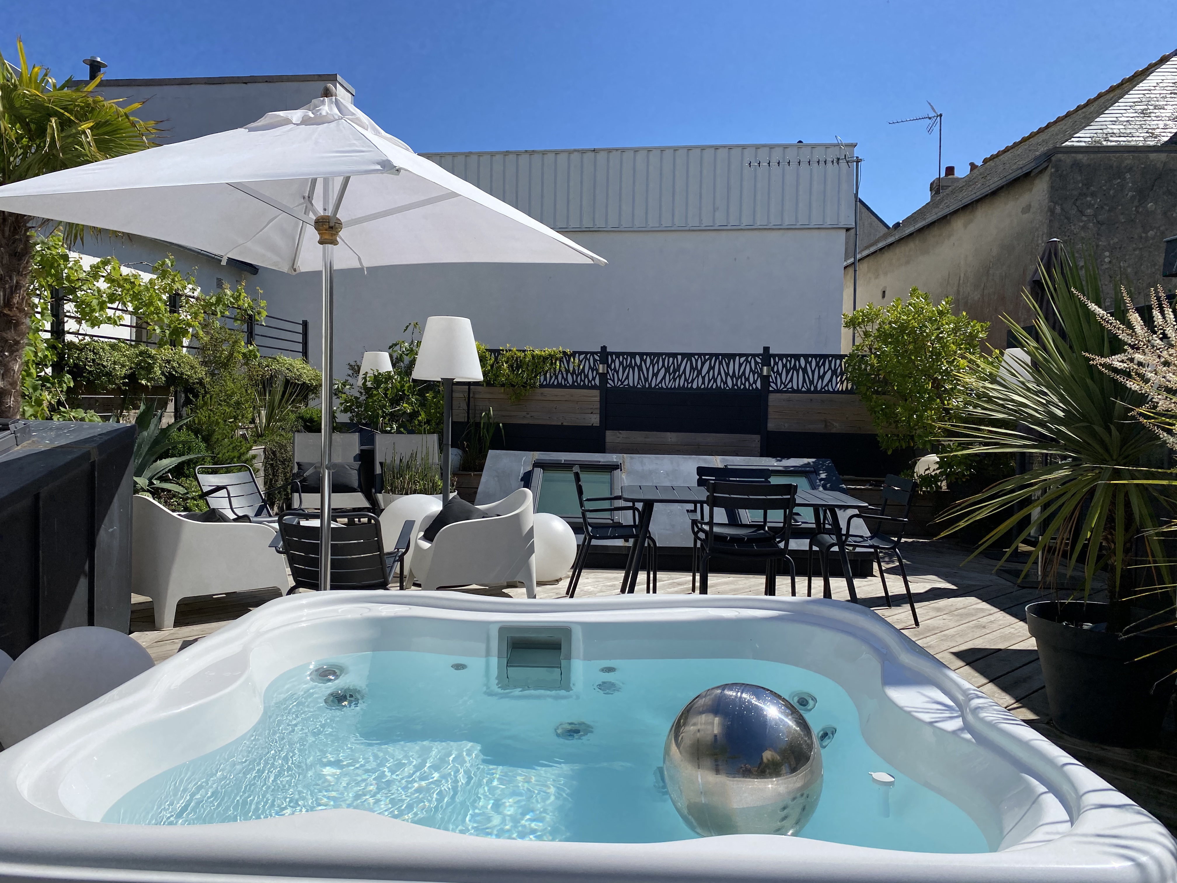 Beautiful apartment with sea view and gated city