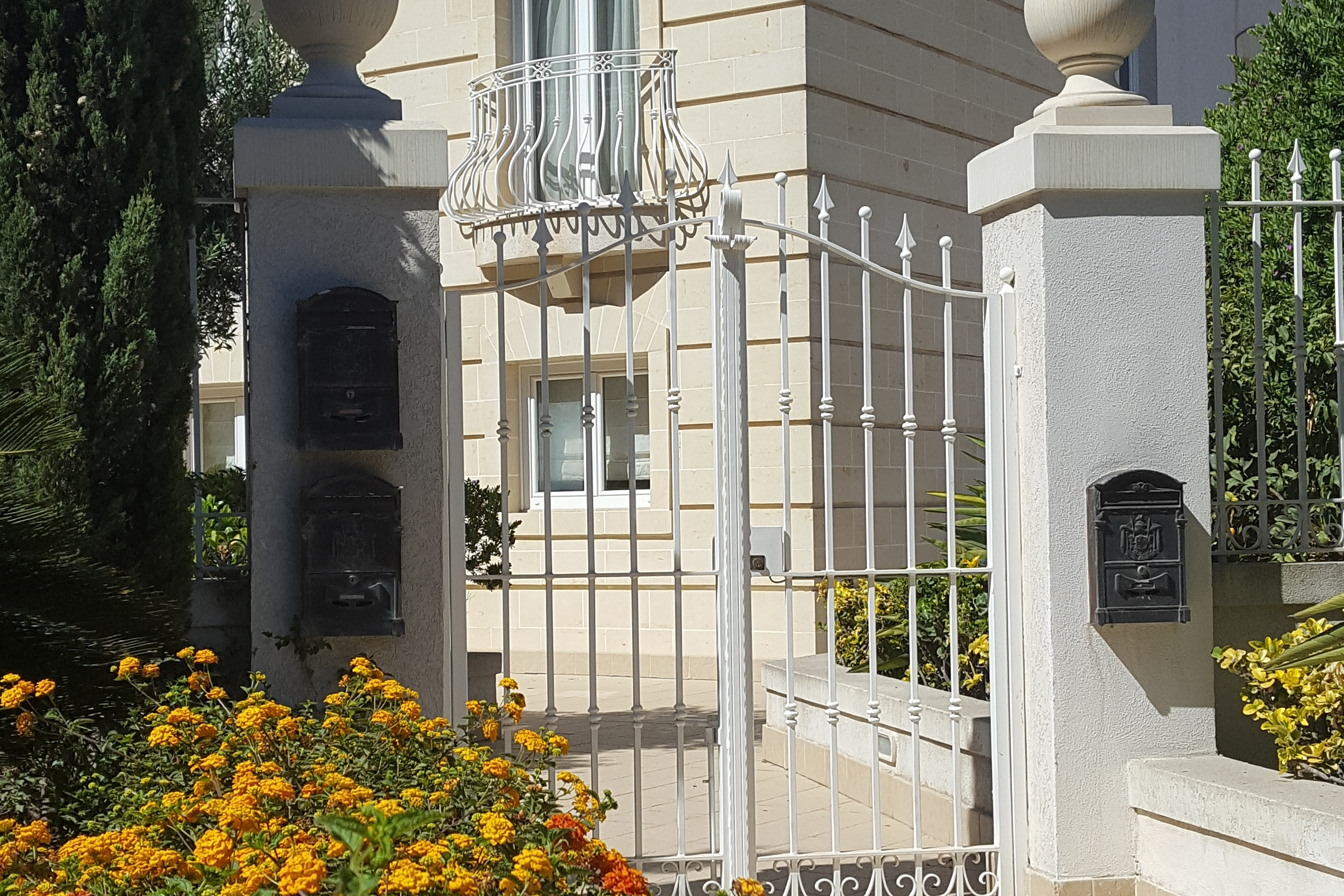 St Julian's- bright one level house 2-4 persons