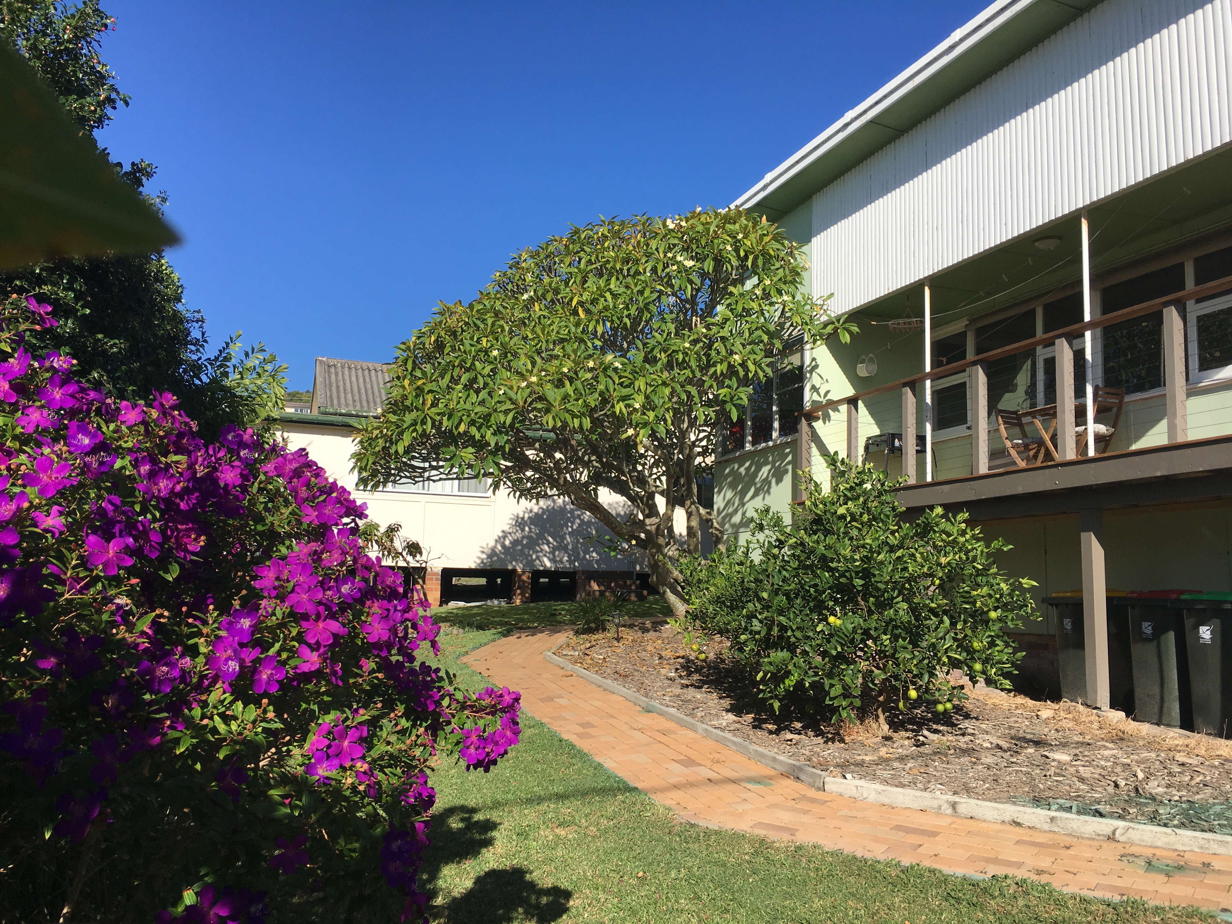 Crescent Head retro surf shack, flat walk to beach in Kempsey, Mid North Coast