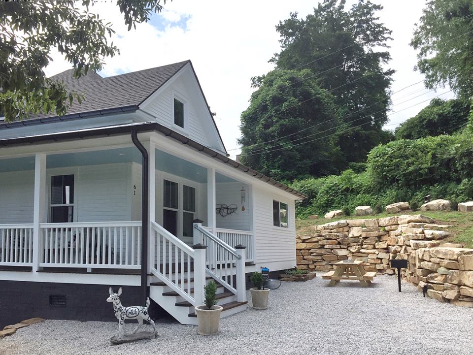 Historic SixtyOne Park Bryson City Farmhouse Houses for Rent in