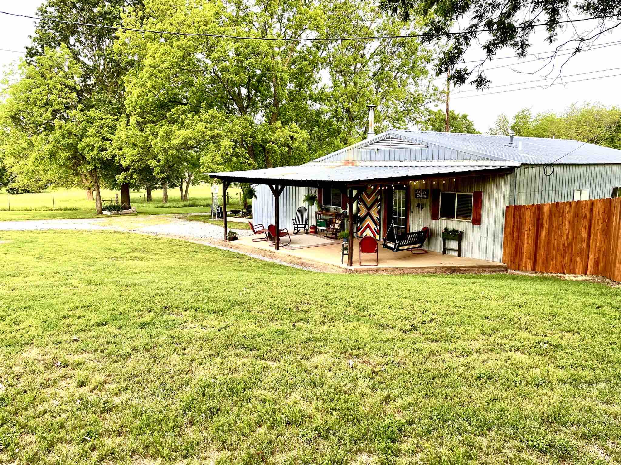 Arky’s Cabin; Country setting in town!