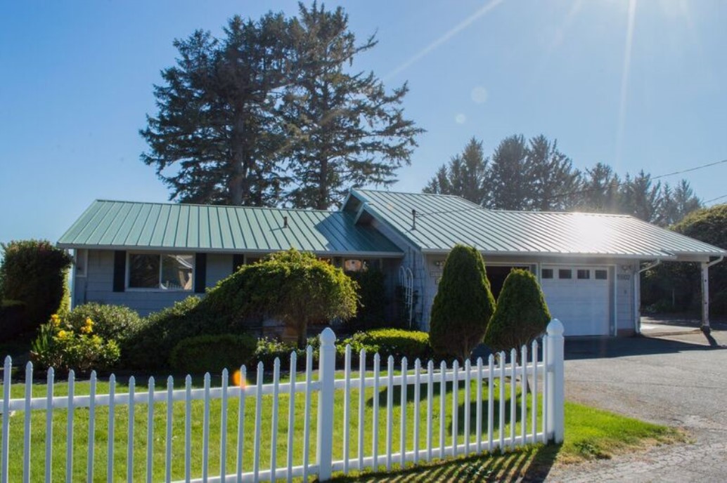 Ocean View Cove on a bluff over the Pacific! Cottages for Rent in Brookings, Oregon, United