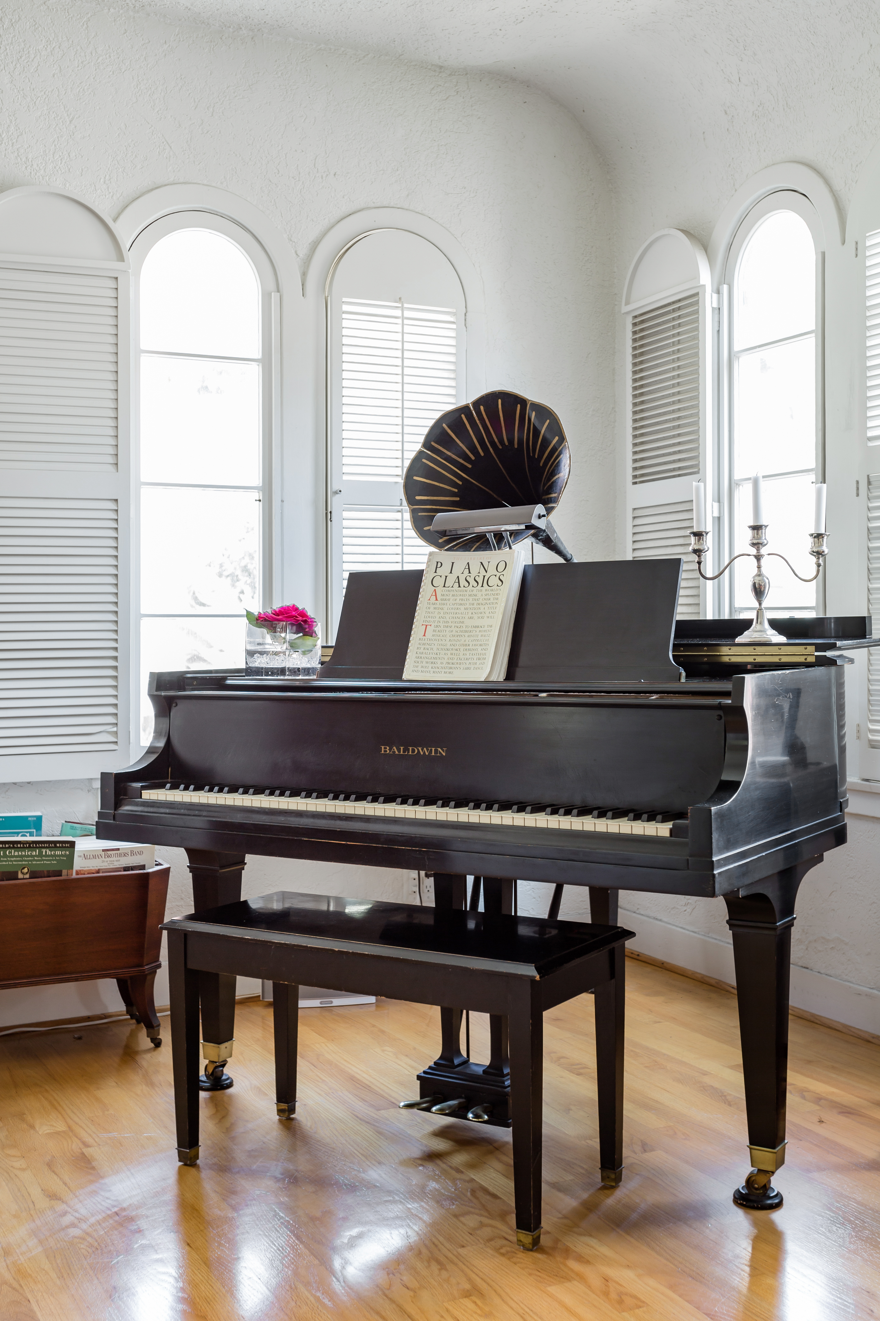 Traditional Grandeur in the Hollywood Hills Houses for Rent in