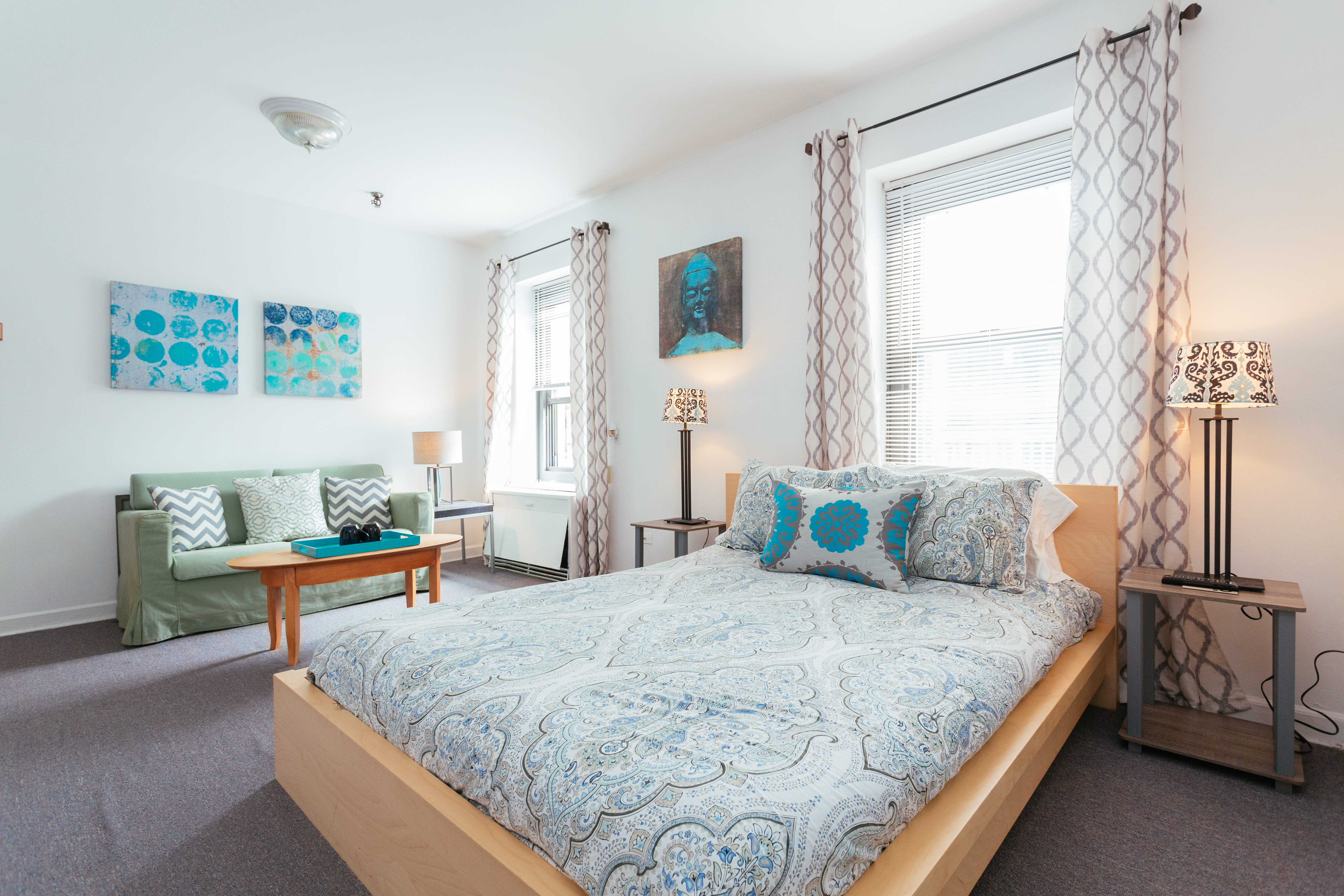 Spacious Studio, Amazing Location! in Lake View, Chicago