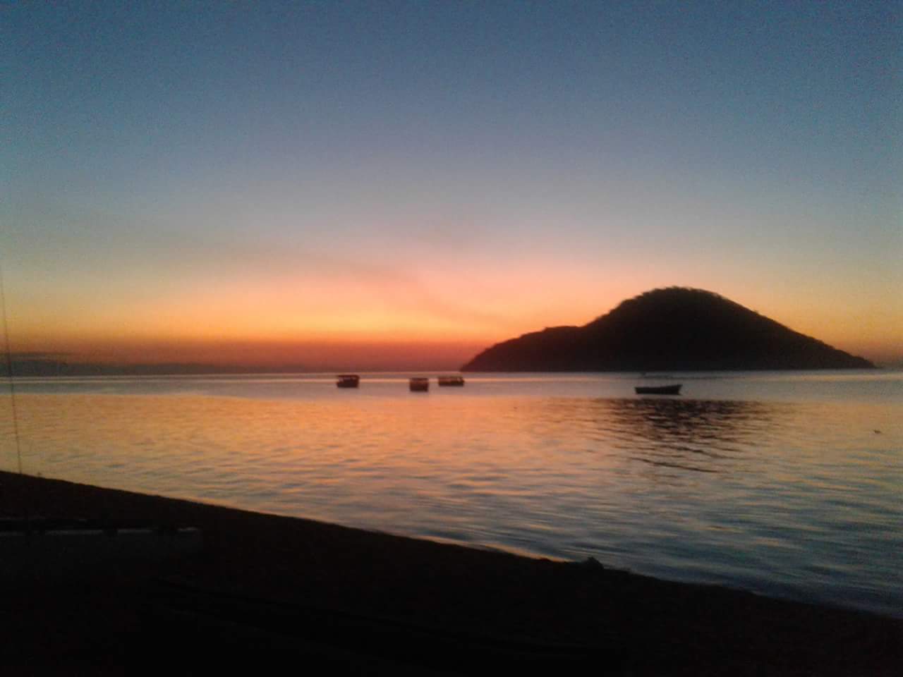 The Beach House, lake front in Cape Maclear