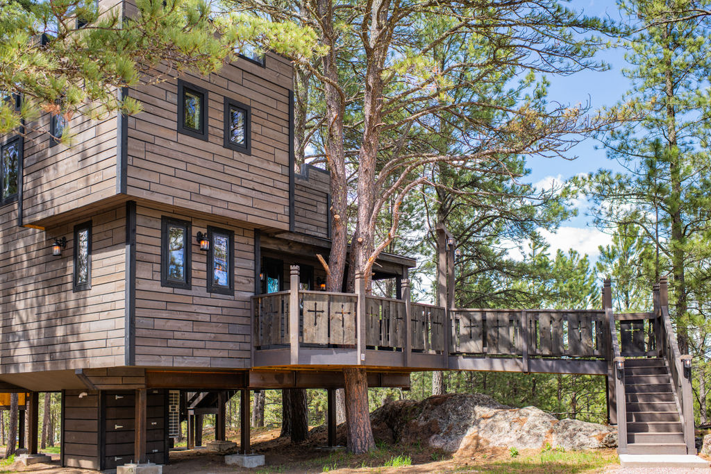 Castle Inspired Treehouse with Mountain Views Treehouses for Rent in Custer, South Dakota
